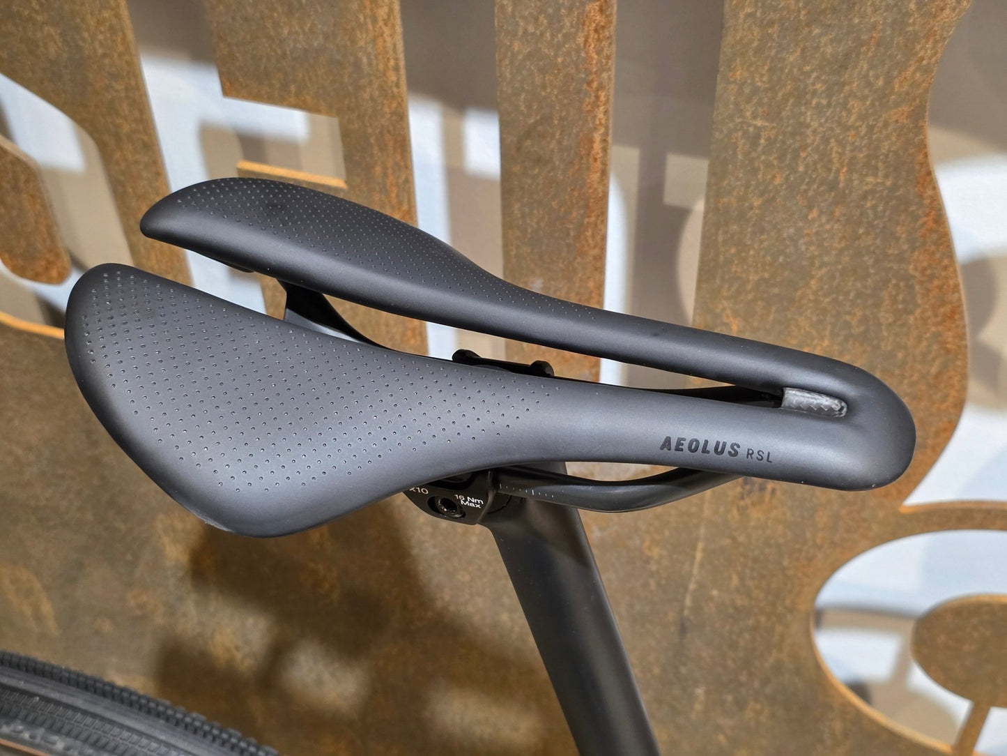 Gravel/Cyclocross von Trek, TREK CHECKMATE SLR 9 AXS E1 / MATTE DEEP SMOKE / M vor USEDBIKES - OB.DE Hintergrund