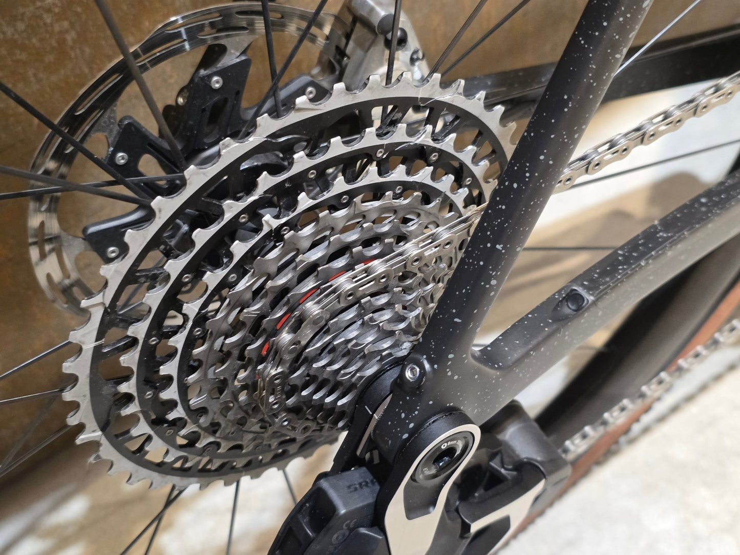 Gravel/Cyclocross von Trek, TREK CHECKMATE SLR 9 AXS E1 / MATTE DEEP SMOKE / M vor USEDBIKES - OB.DE Hintergrund