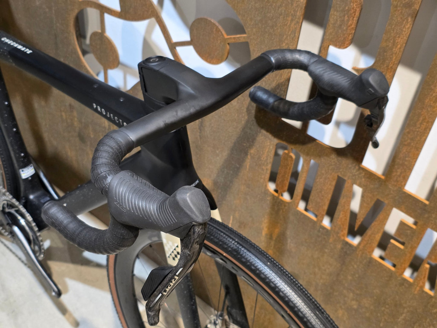 Gravel/Cyclocross von Trek, TREK CHECKMATE SLR 9 AXS E1 / MATTE DEEP SMOKE / M vor USEDBIKES - OB.DE Hintergrund