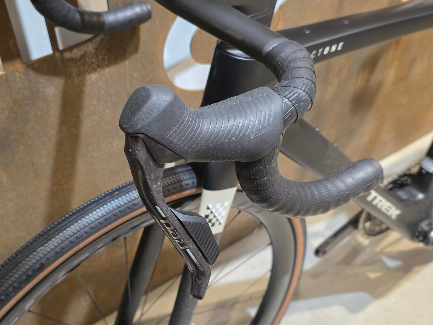 Gravel/Cyclocross von Trek, TREK CHECKMATE SLR 9 AXS E1 / MATTE DEEP SMOKE / M vor USEDBIKES - OB.DE Hintergrund