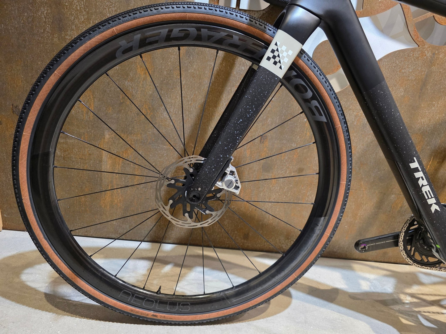 Gravel/Cyclocross von Trek, TREK CHECKMATE SLR 9 AXS E1 / MATTE DEEP SMOKE / M vor USEDBIKES - OB.DE Hintergrund