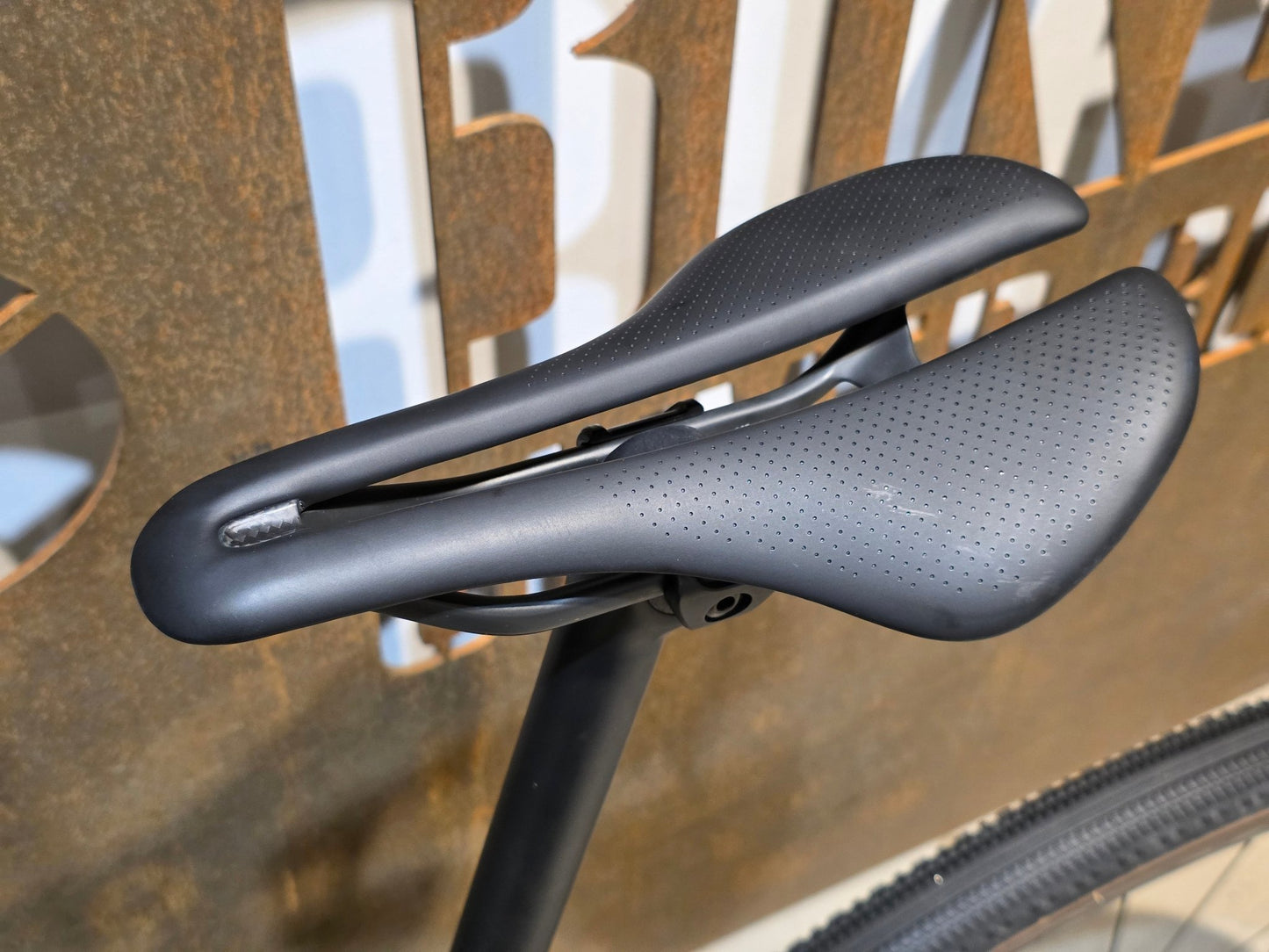 Gravel/Cyclocross von Trek, TREK CHECKMATE SLR 9 AXS E1 / MATTE DEEP SMOKE / M vor USEDBIKES - OB.DE Hintergrund