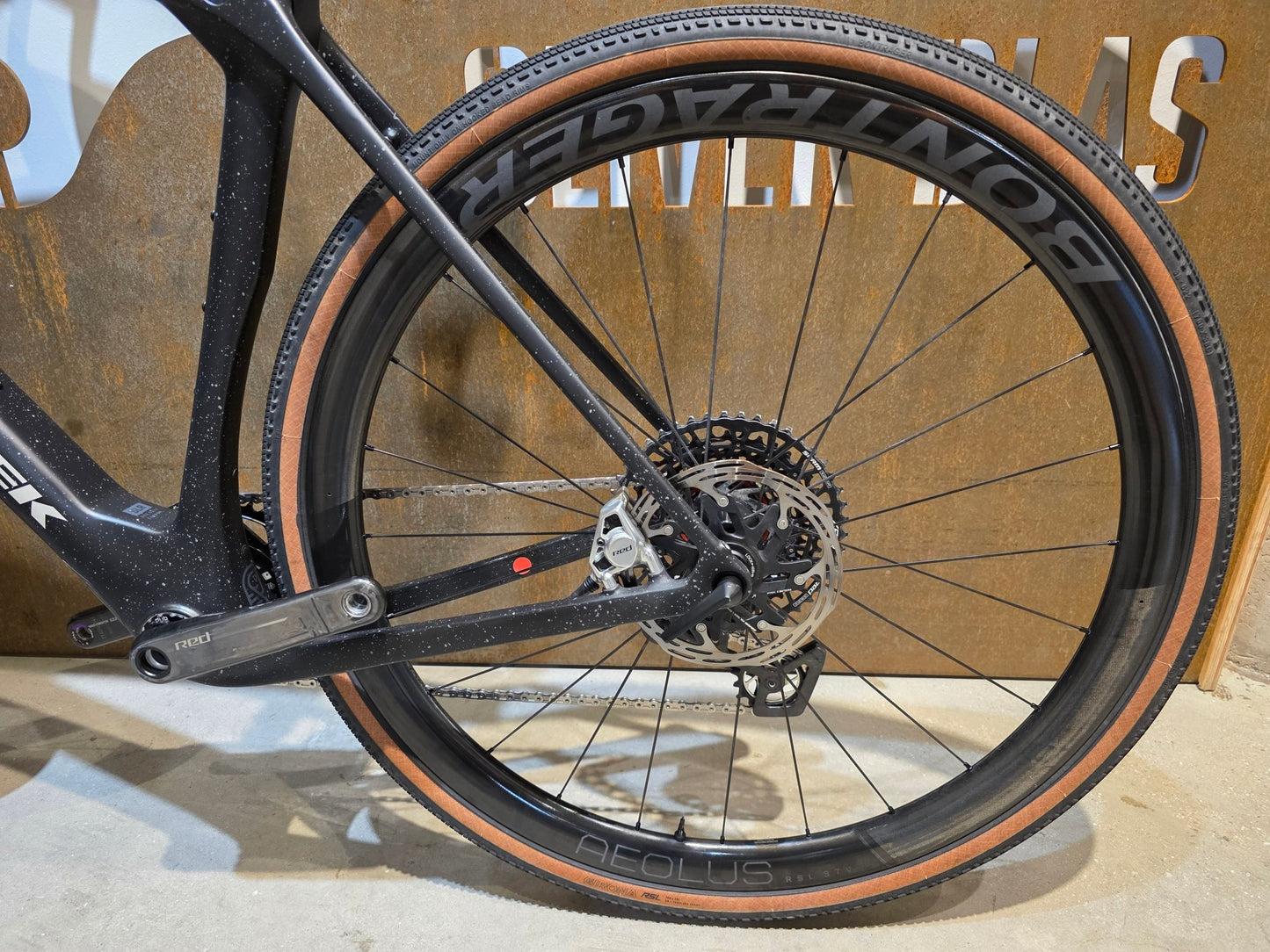 Gravel/Cyclocross von Trek, TREK CHECKMATE SLR 9 AXS E1 / MATTE DEEP SMOKE / M vor USEDBIKES - OB.DE Hintergrund