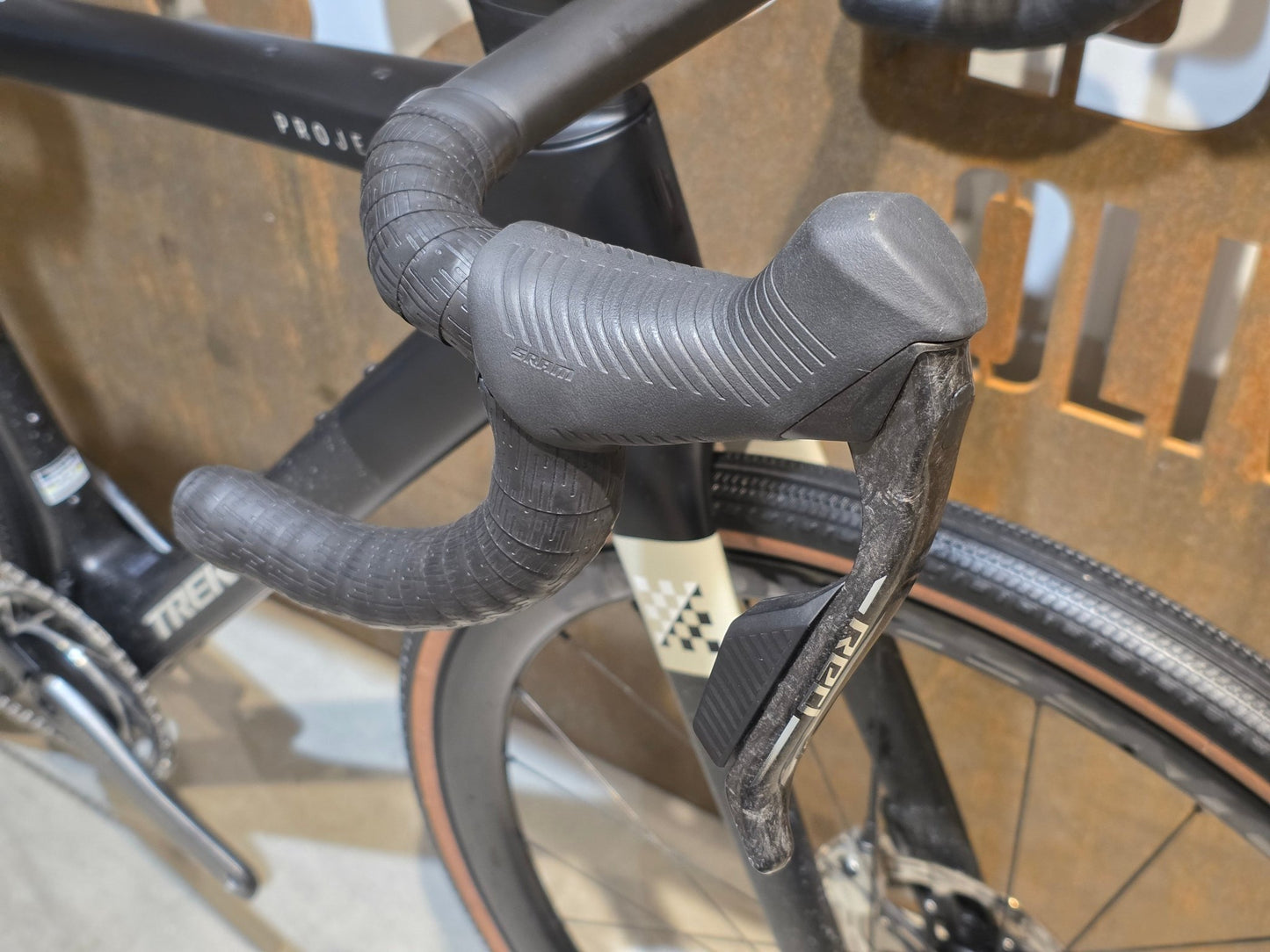 Gravel/Cyclocross von Trek, TREK CHECKMATE SLR 9 AXS E1 / MATTE DEEP SMOKE / M vor USEDBIKES - OB.DE Hintergrund
