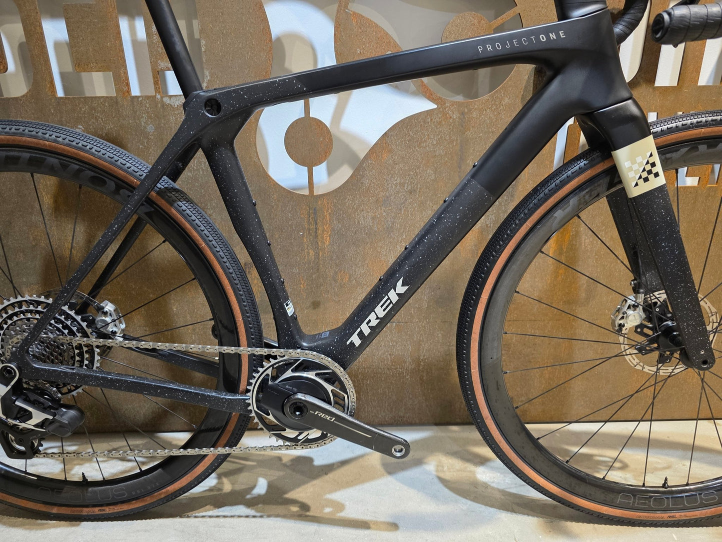 Gravel/Cyclocross von Trek, TREK CHECKMATE SLR 9 AXS E1 / MATTE DEEP SMOKE / M vor USEDBIKES - OB.DE Hintergrund