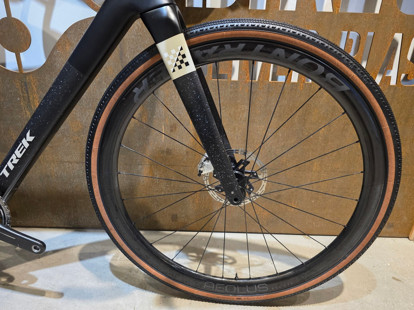 Gravel/Cyclocross von Trek, TREK CHECKMATE SLR 9 AXS E1 / MATTE DEEP SMOKE / M vor USEDBIKES - OB.DE Hintergrund