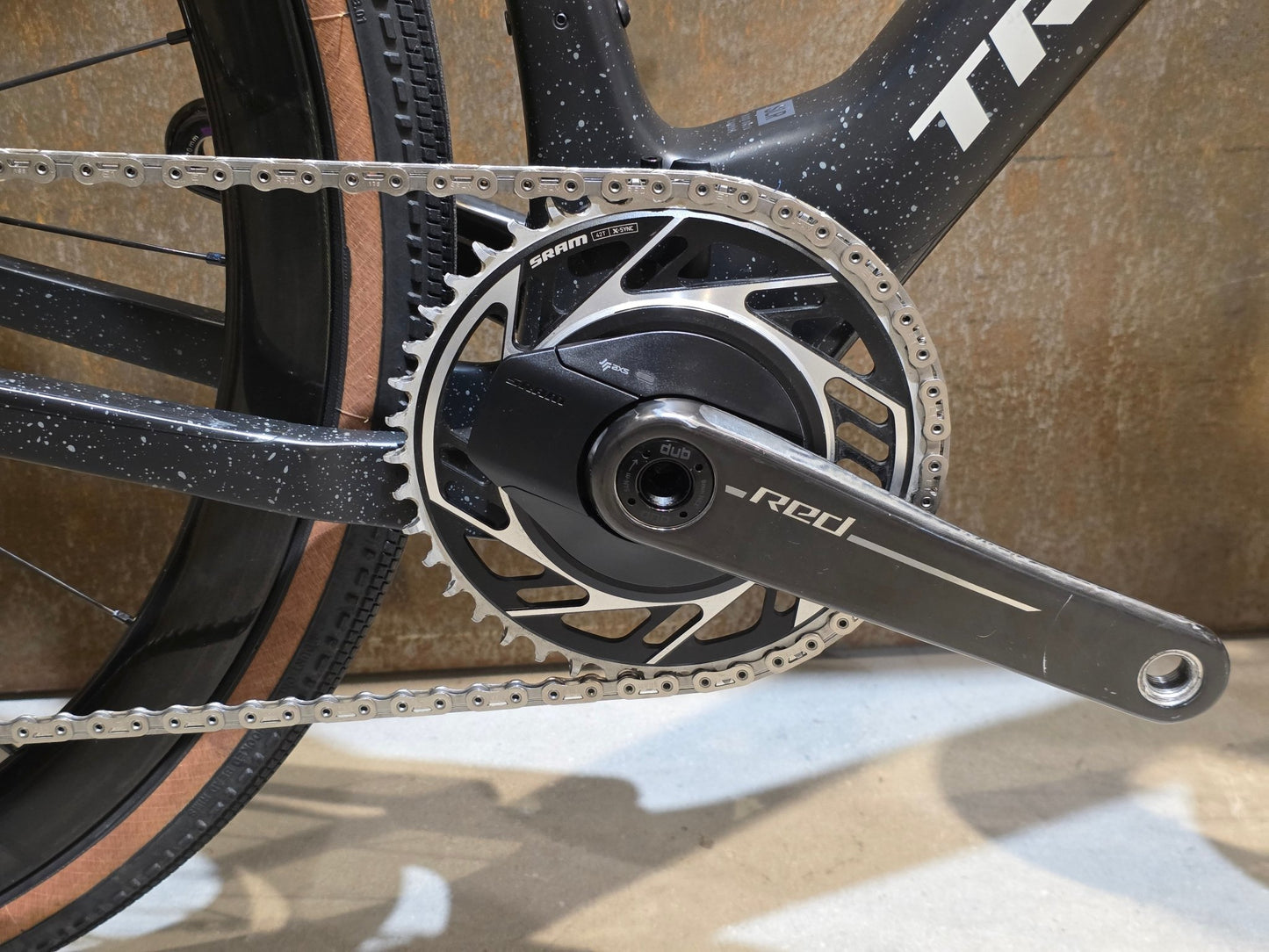 Gravel/Cyclocross von Trek, TREK CHECKMATE SLR 9 AXS E1 / MATTE DEEP SMOKE / M vor USEDBIKES - OB.DE Hintergrund