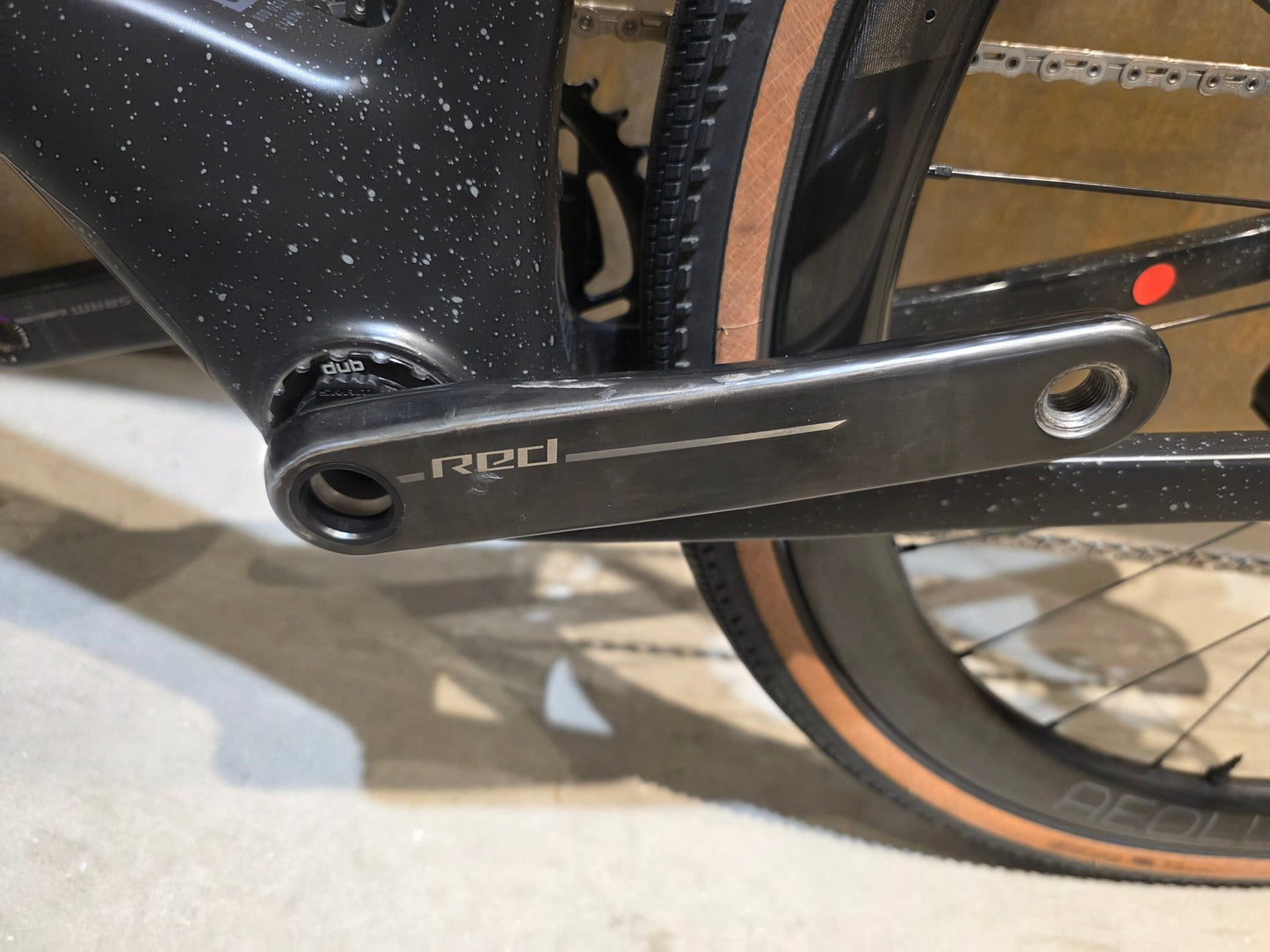 Gravel/Cyclocross von Trek, TREK CHECKMATE SLR 9 AXS E1 / MATTE DEEP SMOKE / M vor USEDBIKES - OB.DE Hintergrund