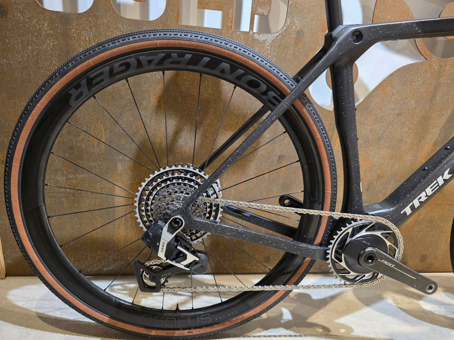 Gravel/Cyclocross von Trek, TREK CHECKMATE SLR 9 AXS E1 / MATTE DEEP SMOKE / M vor USEDBIKES - OB.DE Hintergrund