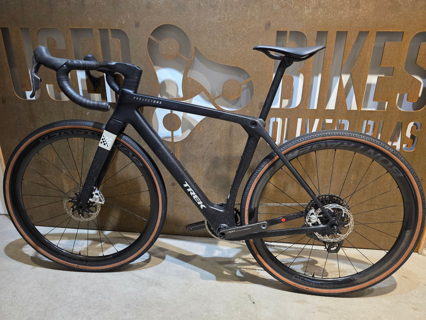 Gravel/Cyclocross von Trek, TREK CHECKMATE SLR 9 AXS E1 / MATTE DEEP SMOKE / M vor USEDBIKES - OB.DE Hintergrund