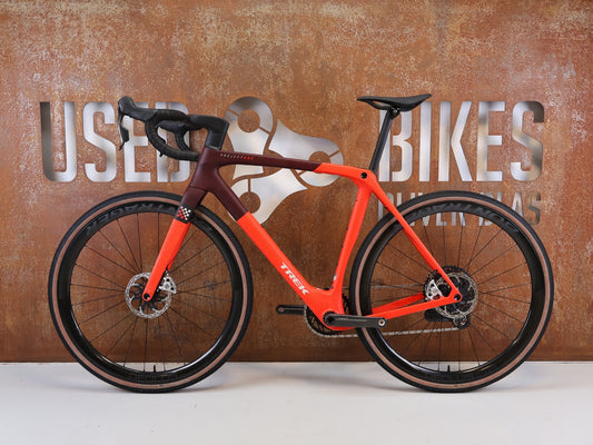 Gravel/Cyclocross von Trek, TREK CHECKMATE SLR 9 AXS RADIOACTIVE RED GRAVEL / M/L vor USEDBIKES-OB.DE Hintergrund