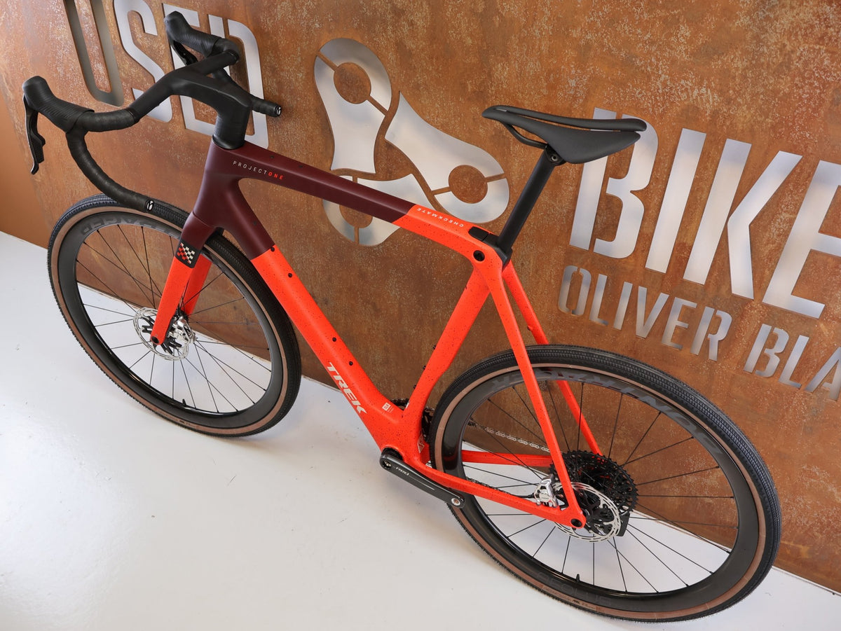 Gravel/Cyclocross von Trek, TREK CHECKMATE SLR 9 AXS / SEDONA RED / XL vor USEDBIKES-OB.DE Hintergrund