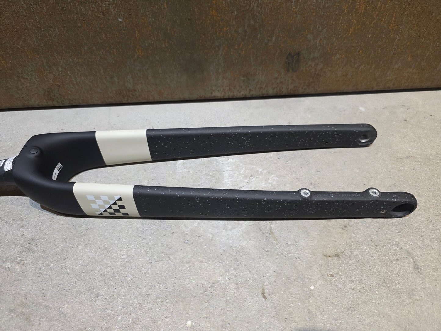 Federgabel, Gabel & Dämpfer von Trek, TREK CHECKMATE SLR GABEL / 700C RIGID FORK / TREK BLACK CARBON SMOKE vor USEDBIKES - OB.DE Hintergrund