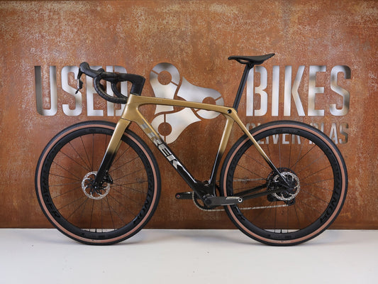 Gravel/Cyclocross von Trek, TREK CHECKMATE SLR PROJECT ONE GRAVEL AXS / M/L vor USEDBIKES-OB.DE Hintergrund