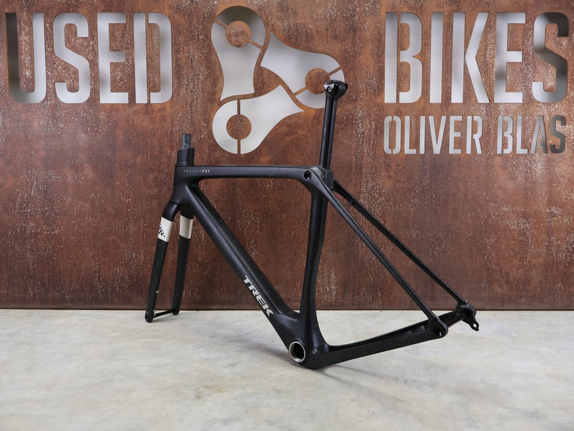 Gravel - /Cyclocrossrahmen von Trek, TREK CHECKMATE SLR RAHMENSET / M vor USEDBIKES - OB.DE Hintergrund