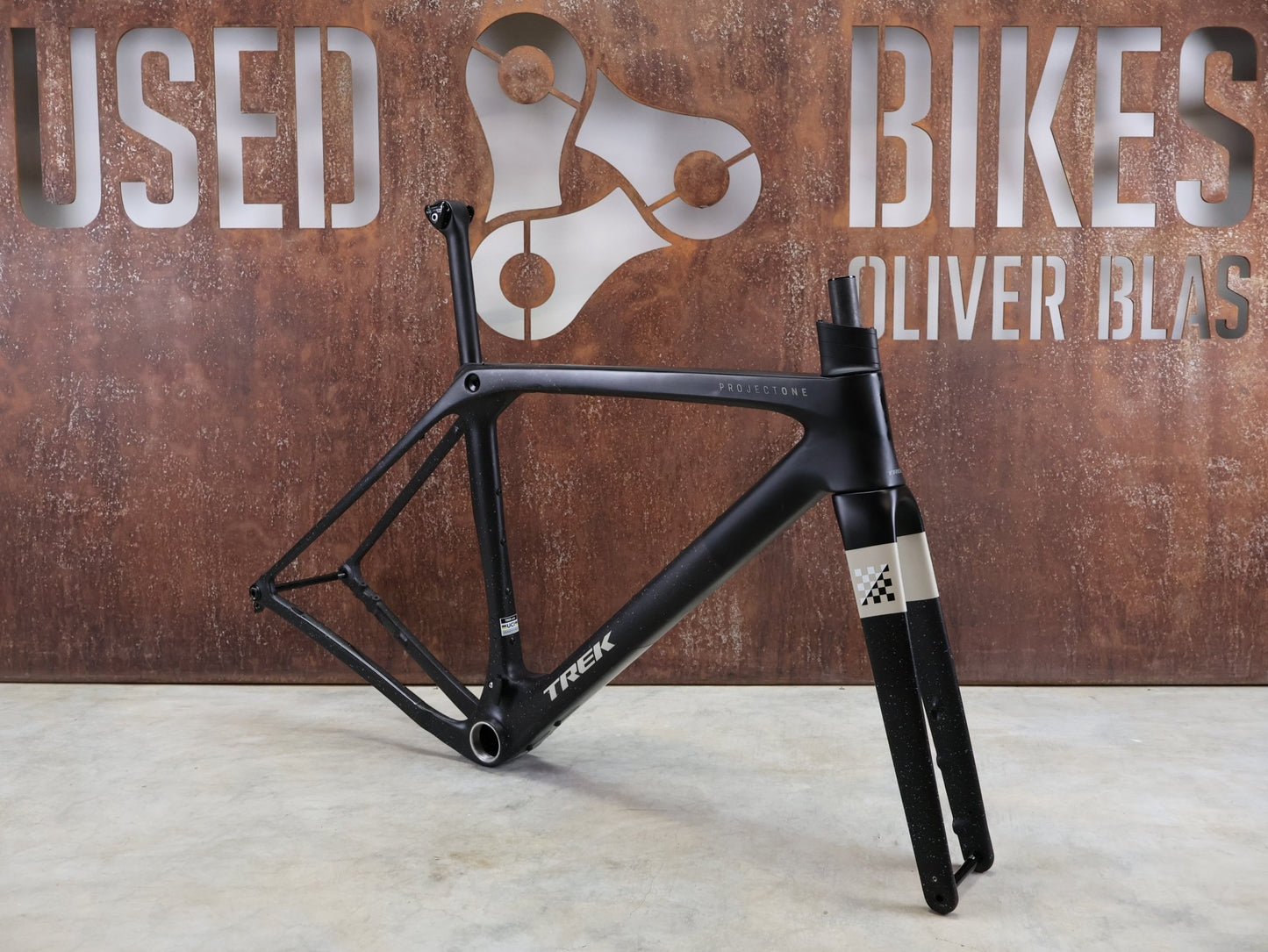 Gravel - /Cyclocrossrahmen von Trek, TREK CHECKMATE SLR RAHMENSET / M vor USEDBIKES - OB.DE Hintergrund