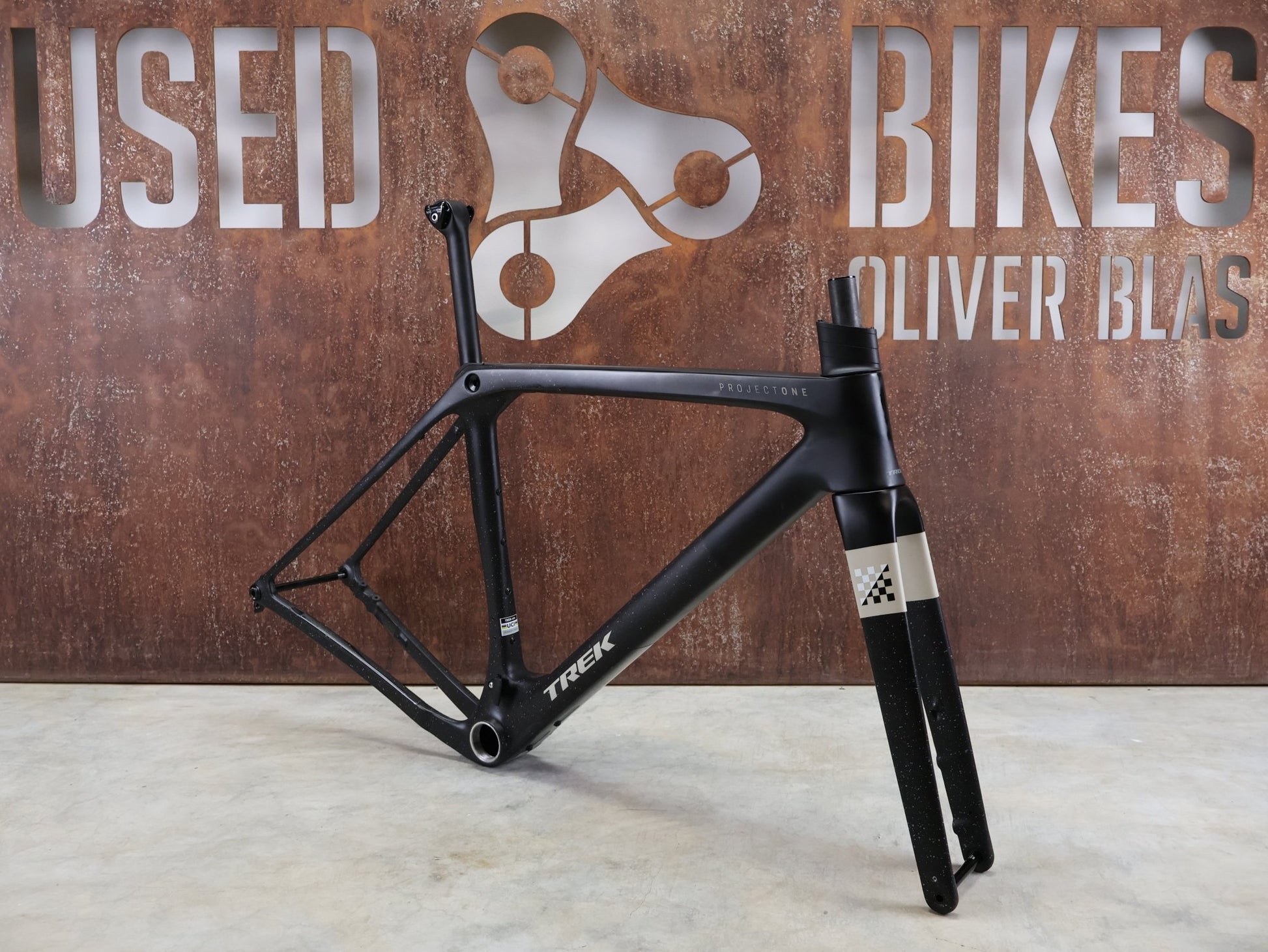 Gravel - /Cyclocrossrahmen von Trek, TREK CHECKMATE SLR RAHMENSET / M vor USEDBIKES - OB.DE Hintergrund