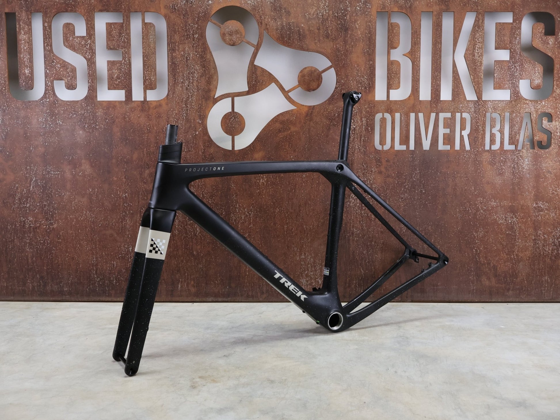 Gravel - /Cyclocrossrahmen von Trek, TREK CHECKMATE SLR RAHMENSET / M vor USEDBIKES - OB.DE Hintergrund