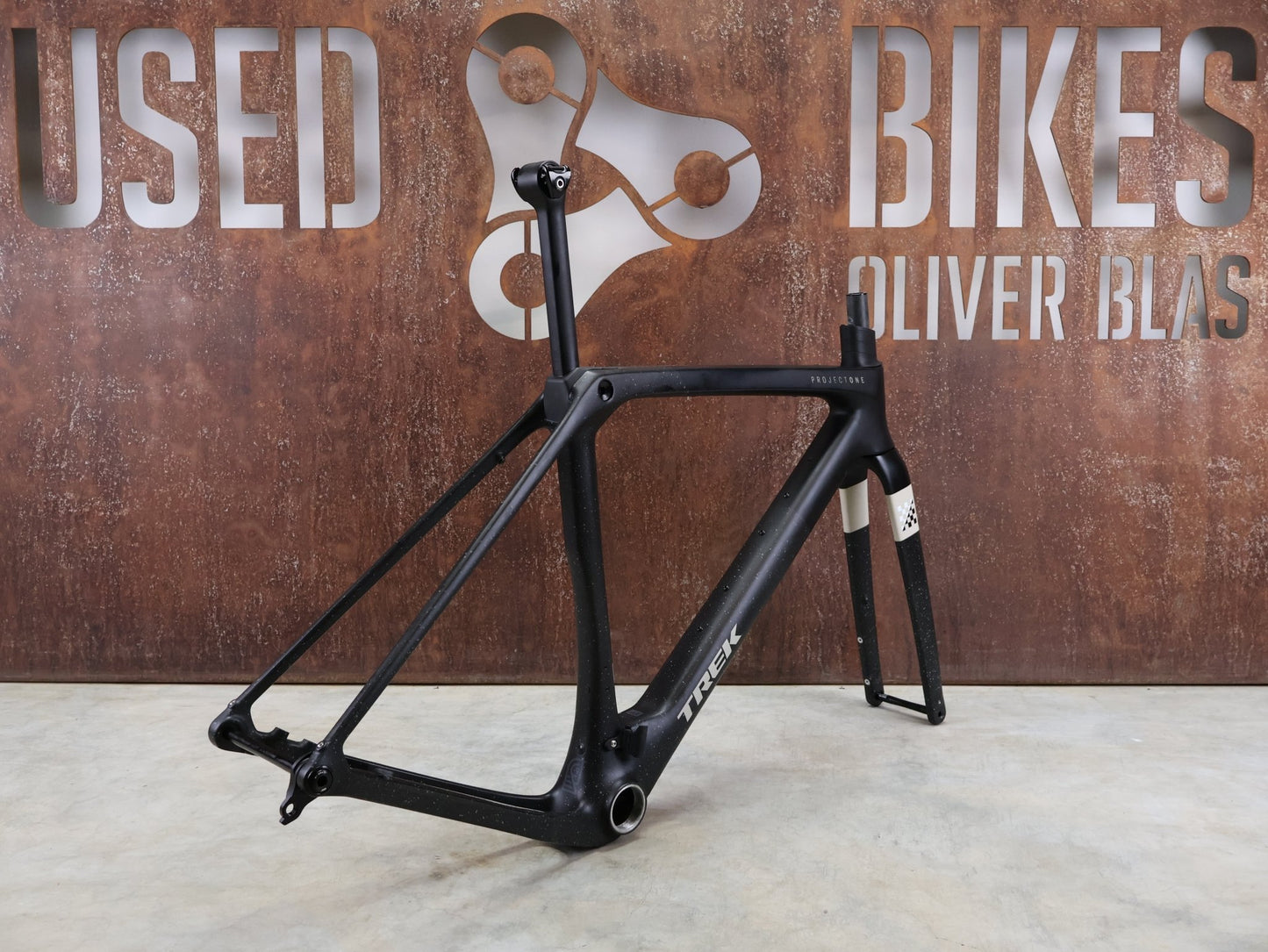 Gravel - /Cyclocrossrahmen von Trek, TREK CHECKMATE SLR RAHMENSET / M vor USEDBIKES - OB.DE Hintergrund