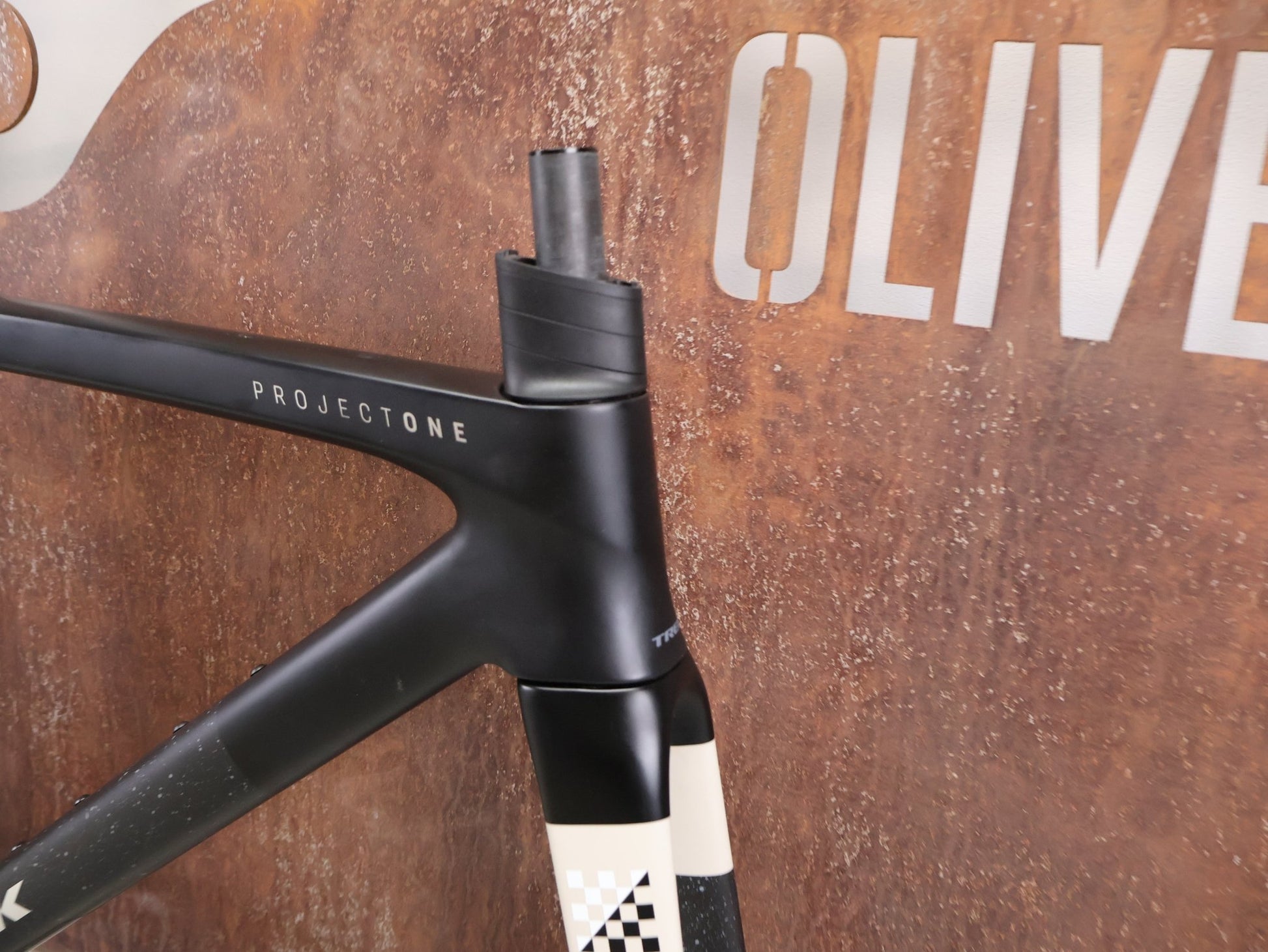 Gravel - /Cyclocrossrahmen von Trek, TREK CHECKMATE SLR RAHMENSET / M vor USEDBIKES - OB.DE Hintergrund