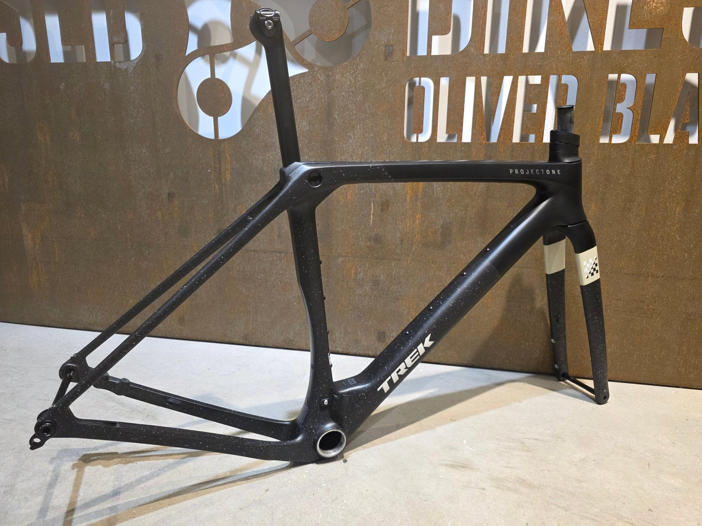 Gravel - /Cyclocrossrahmen von Trek, TREK CHECKMATE SLR RAHMENSET / M vor USEDBIKES - OB.DE Hintergrund