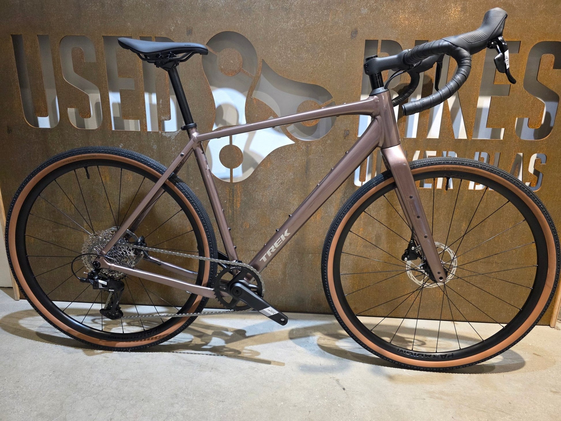 Gravel/Cyclocross von Trek, TREK CHECKPOINT ALR 5 GEN 3 / BRONZE AGE / M/L vor USEDBIKES - OB.DE Hintergrund