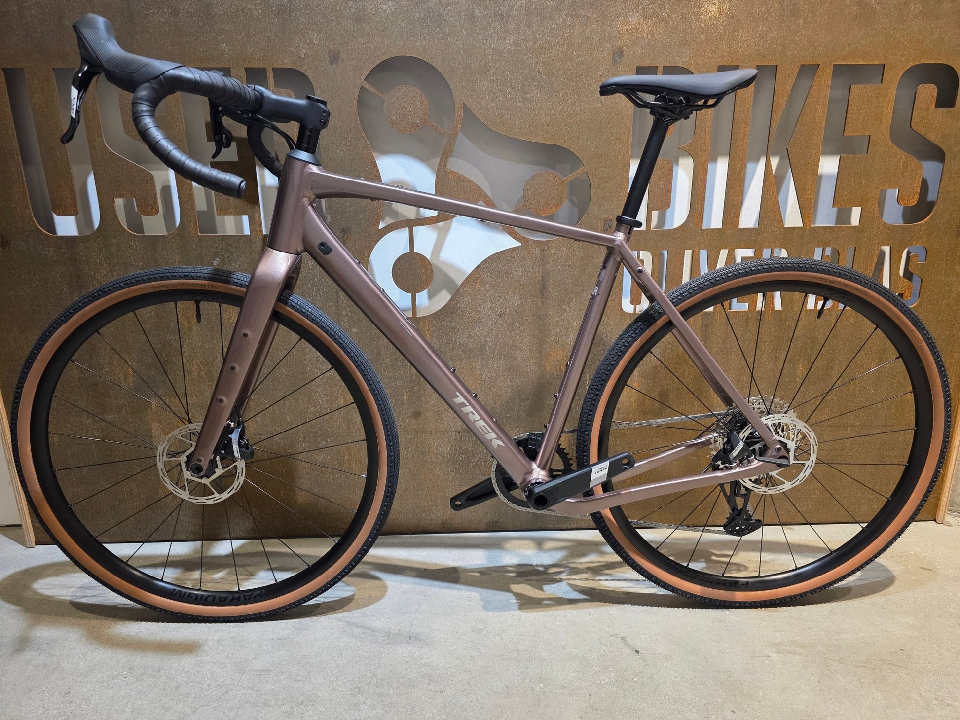 Gravel/Cyclocross von Trek, TREK CHECKPOINT ALR 5 GEN 3 / BRONZE AGE / M/L vor USEDBIKES - OB.DE Hintergrund