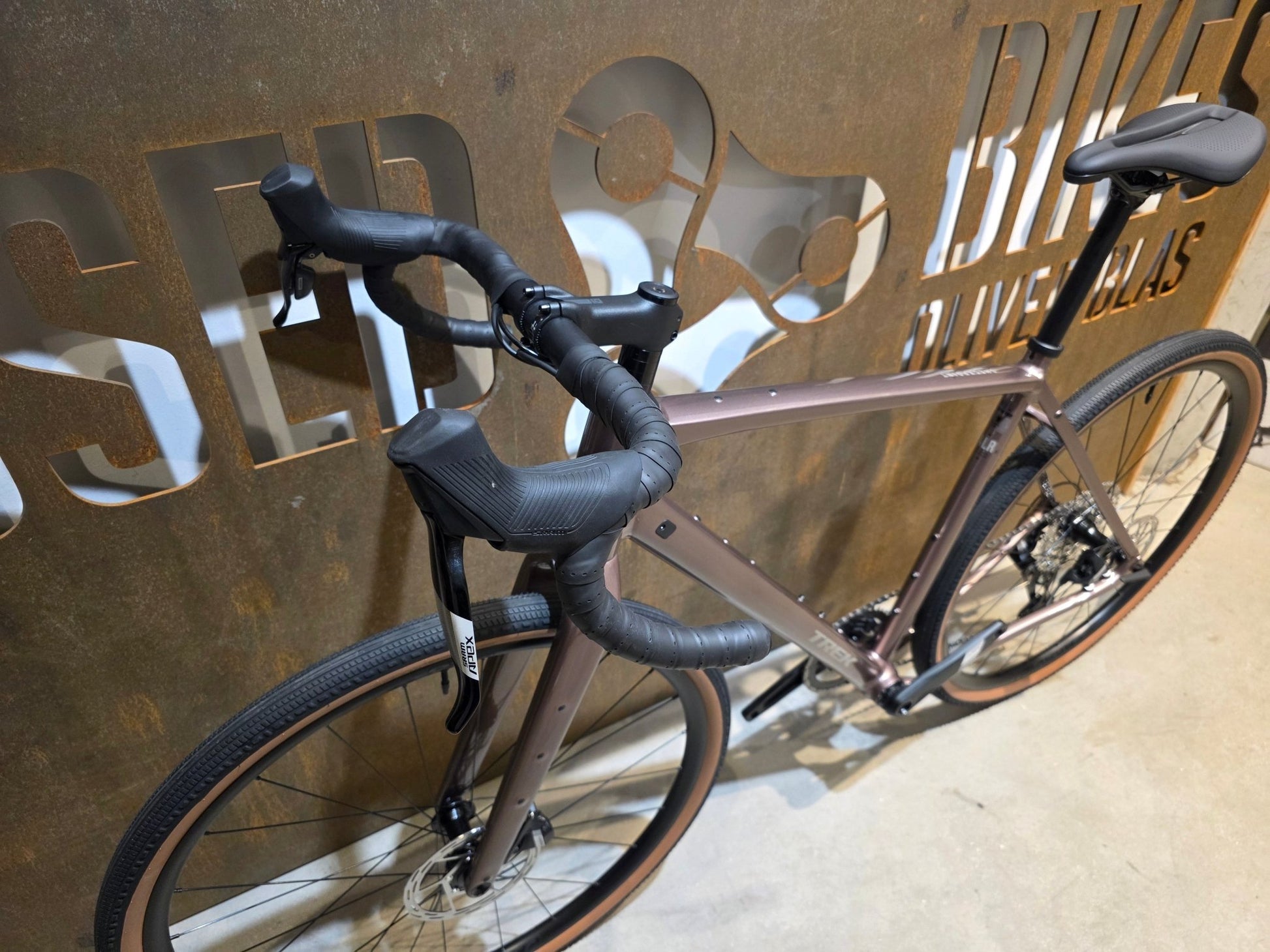 Gravel/Cyclocross von Trek, TREK CHECKPOINT ALR 5 GEN 3 / BRONZE AGE / M/L vor USEDBIKES - OB.DE Hintergrund