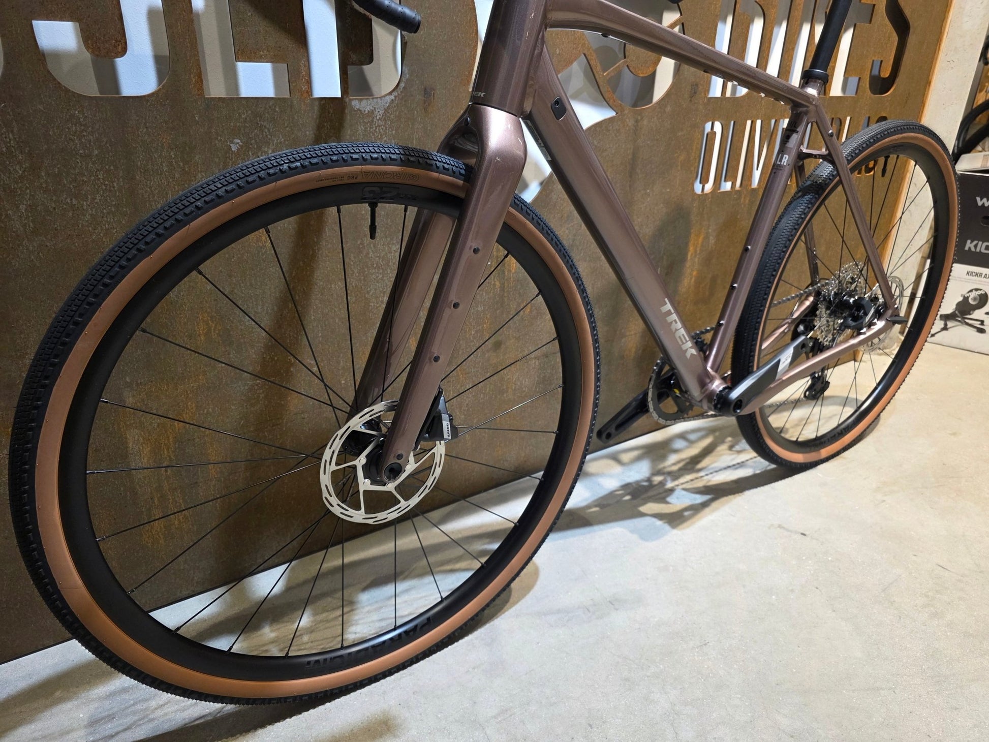 Gravel/Cyclocross von Trek, TREK CHECKPOINT ALR 5 GEN 3 / BRONZE AGE / M/L vor USEDBIKES - OB.DE Hintergrund