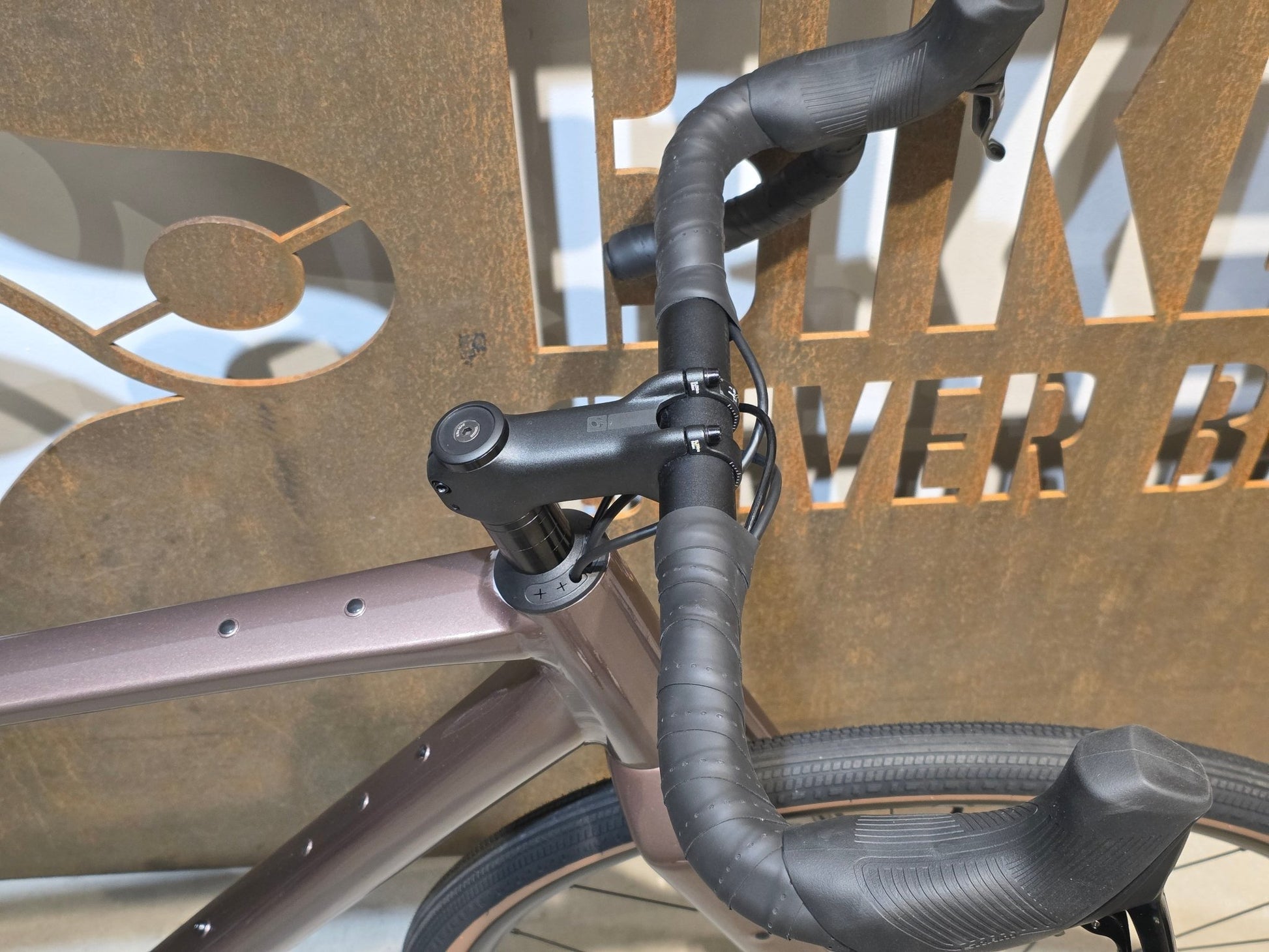 Gravel/Cyclocross von Trek, TREK CHECKPOINT ALR 5 GEN 3 / BRONZE AGE / M/L vor USEDBIKES - OB.DE Hintergrund