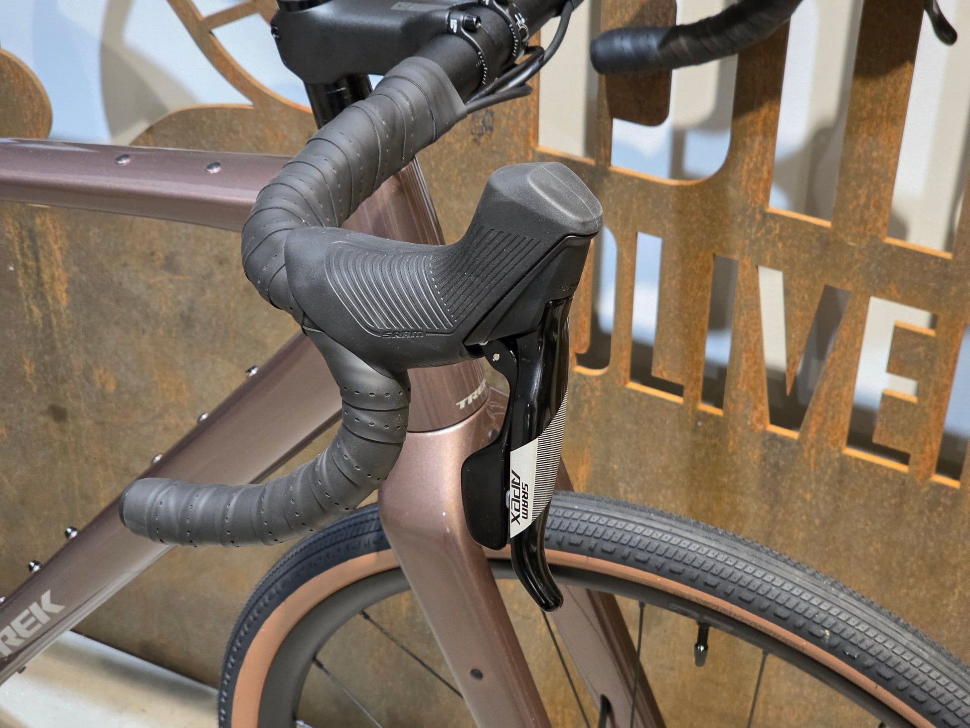 Gravel/Cyclocross von Trek, TREK CHECKPOINT ALR 5 GEN 3 / BRONZE AGE / M/L vor USEDBIKES - OB.DE Hintergrund