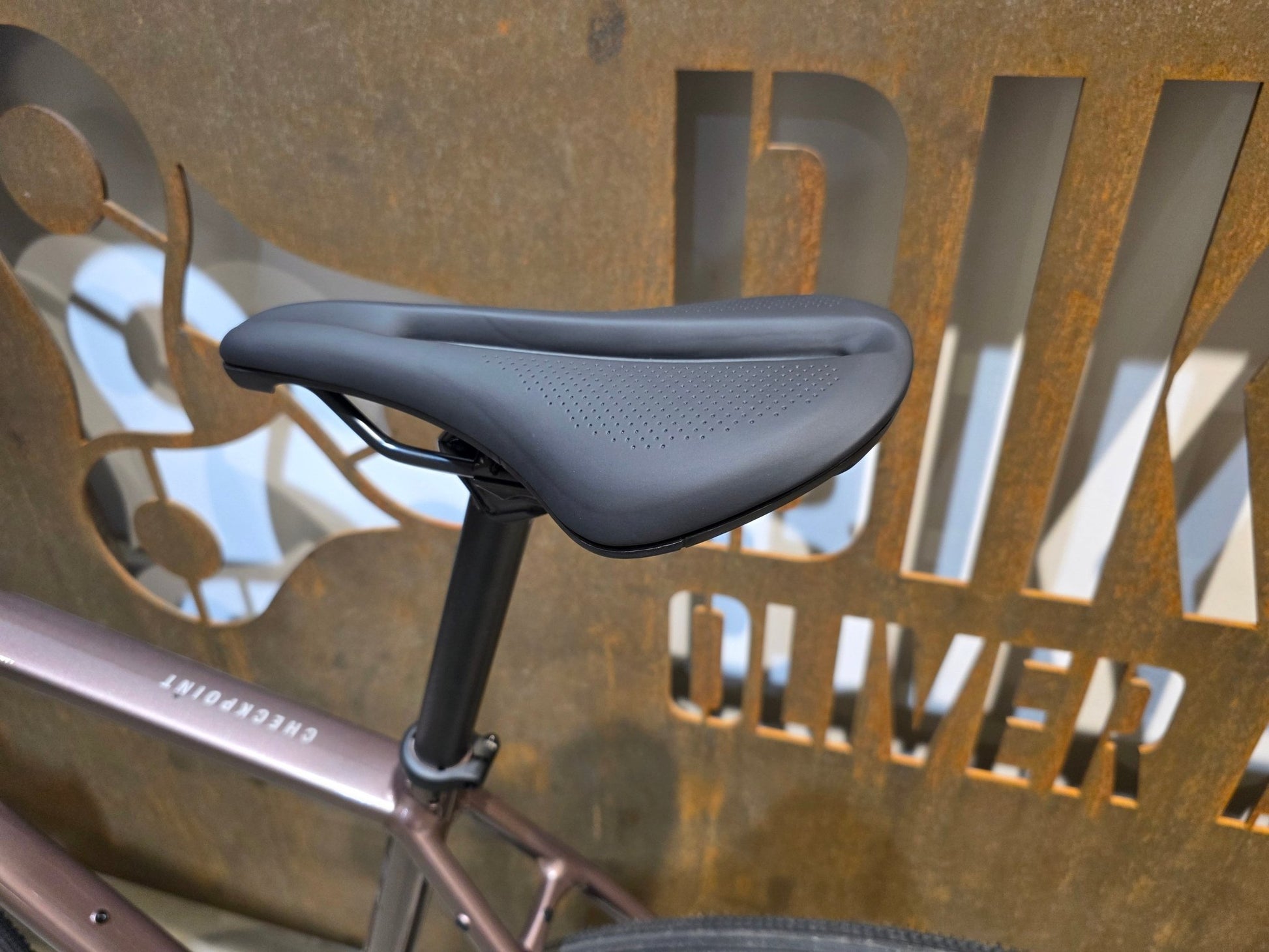 Gravel/Cyclocross von Trek, TREK CHECKPOINT ALR 5 GEN 3 / BRONZE AGE / M/L vor USEDBIKES - OB.DE Hintergrund