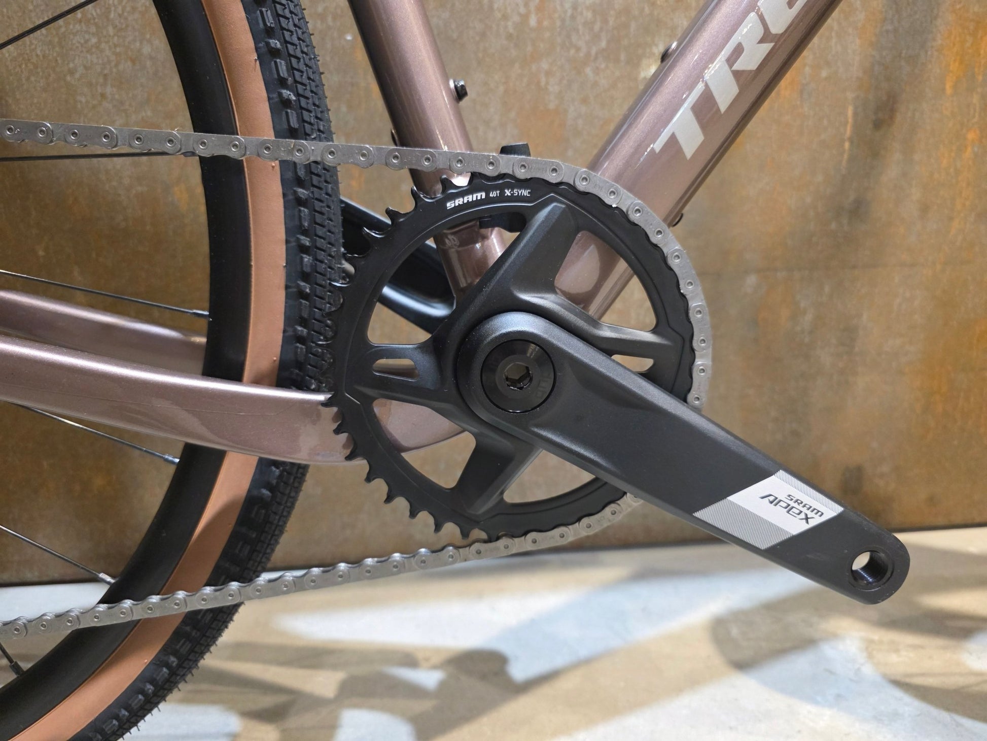 Gravel/Cyclocross von Trek, TREK CHECKPOINT ALR 5 GEN 3 / BRONZE AGE / M/L vor USEDBIKES - OB.DE Hintergrund