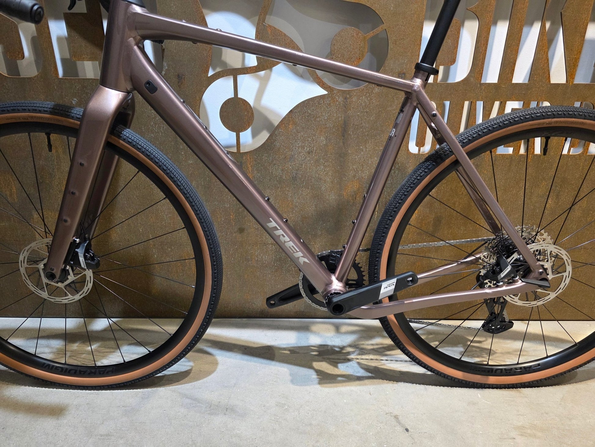 Gravel/Cyclocross von Trek, TREK CHECKPOINT ALR 5 GEN 3 / BRONZE AGE / M/L vor USEDBIKES - OB.DE Hintergrund