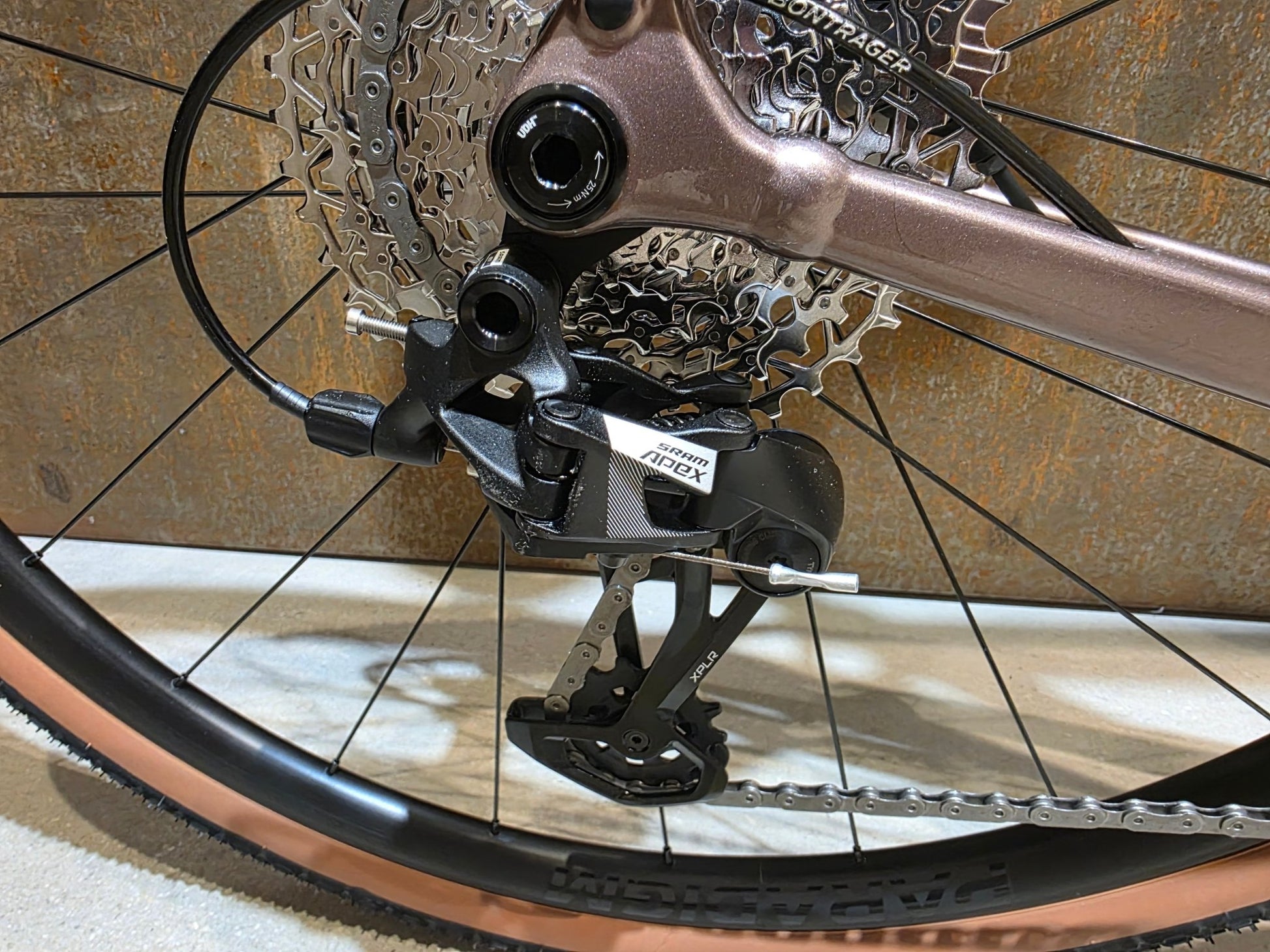 Gravel/Cyclocross von Trek, TREK CHECKPOINT ALR 5 GEN 3 / BRONZE AGE / M/L vor USEDBIKES - OB.DE Hintergrund