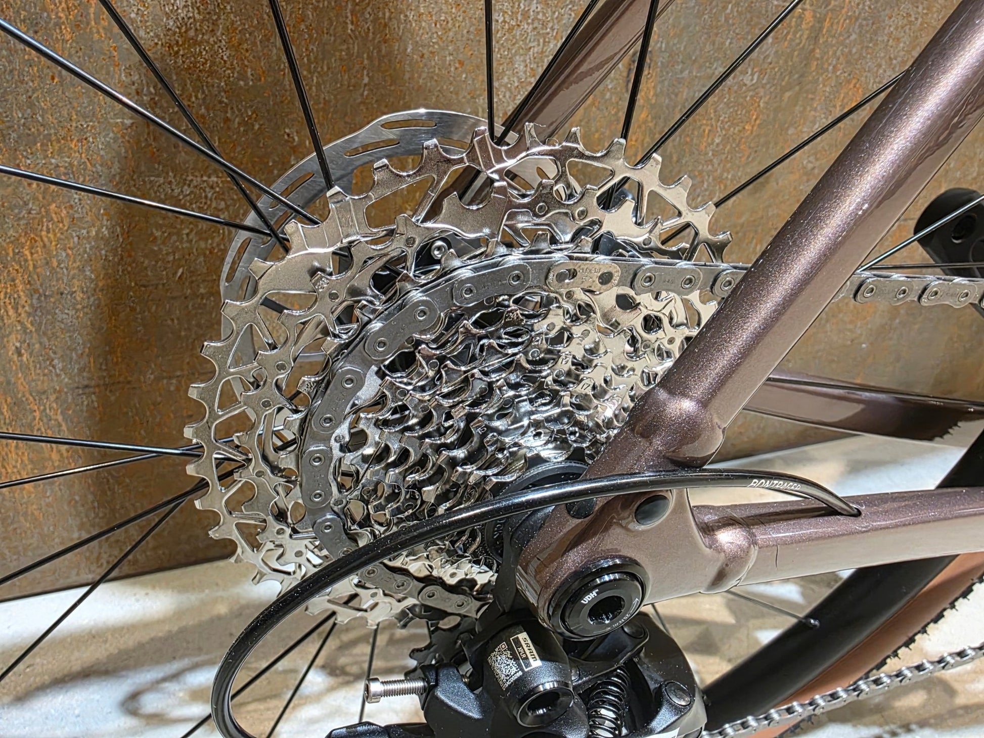 Gravel/Cyclocross von Trek, TREK CHECKPOINT ALR 5 GEN 3 / BRONZE AGE / M/L vor USEDBIKES - OB.DE Hintergrund