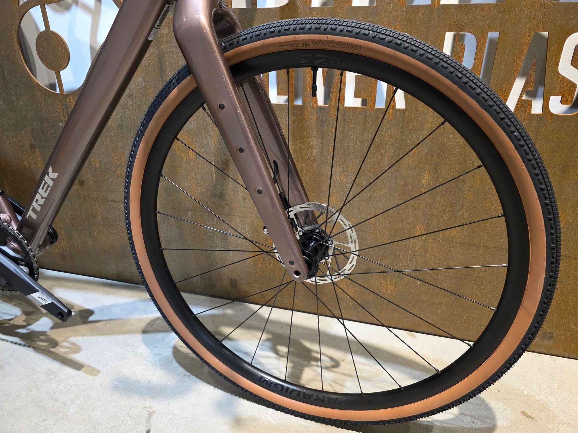 Gravel/Cyclocross von Trek, TREK CHECKPOINT ALR 5 GEN 3 / BRONZE AGE / M/L vor USEDBIKES - OB.DE Hintergrund