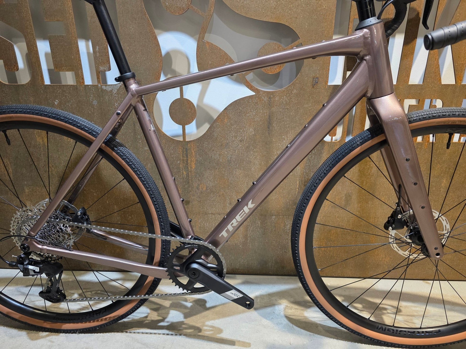 Gravel/Cyclocross von Trek, TREK CHECKPOINT ALR 5 GEN 3 / BRONZE AGE / M/L vor USEDBIKES - OB.DE Hintergrund