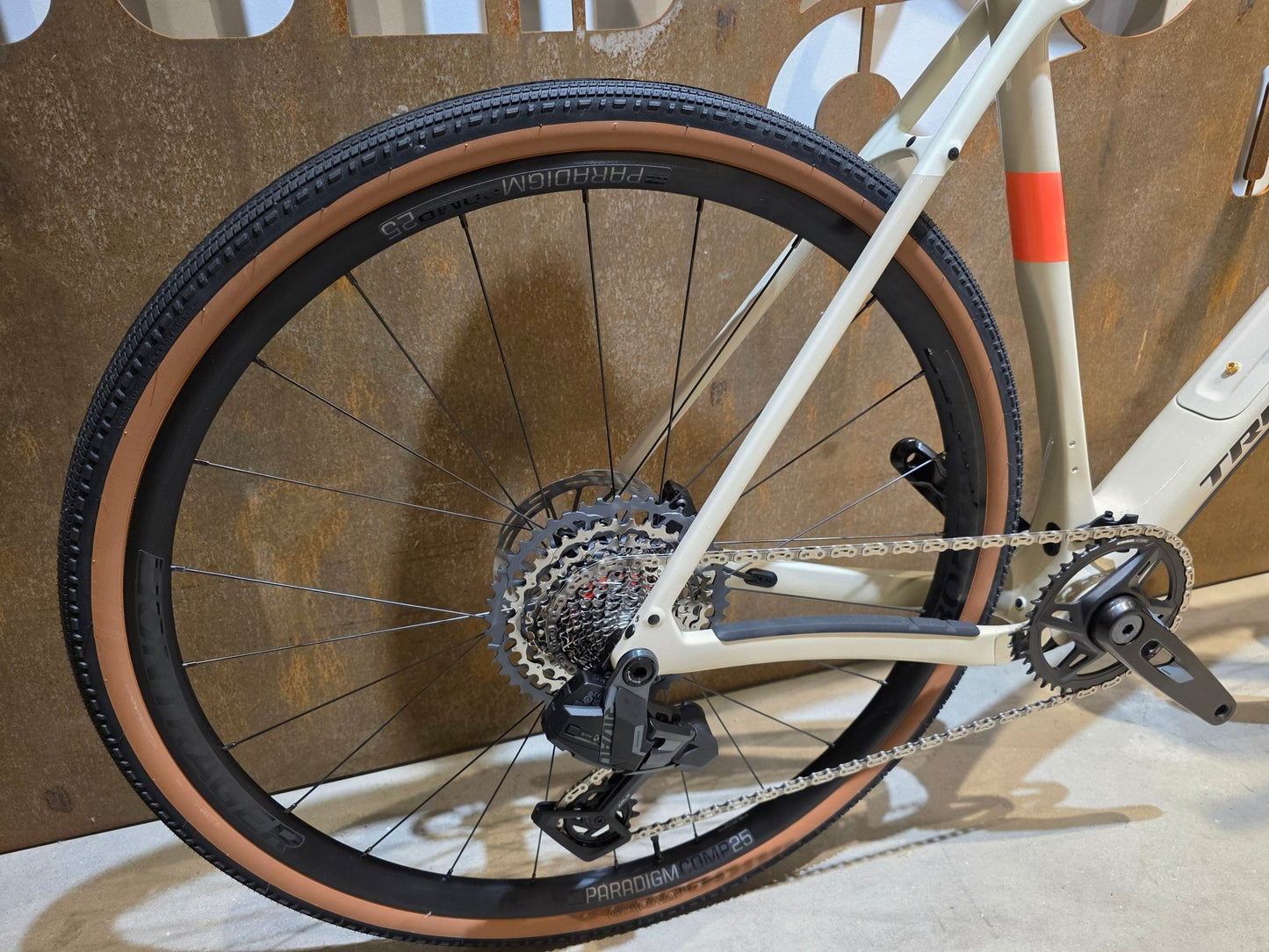Gravel/Cyclocross von Trek, TREK CHECKPOINT SL 6 AXS GEN 3 / ERA WHITE / M/L vor USEDBIKES - OB.DE Hintergrund