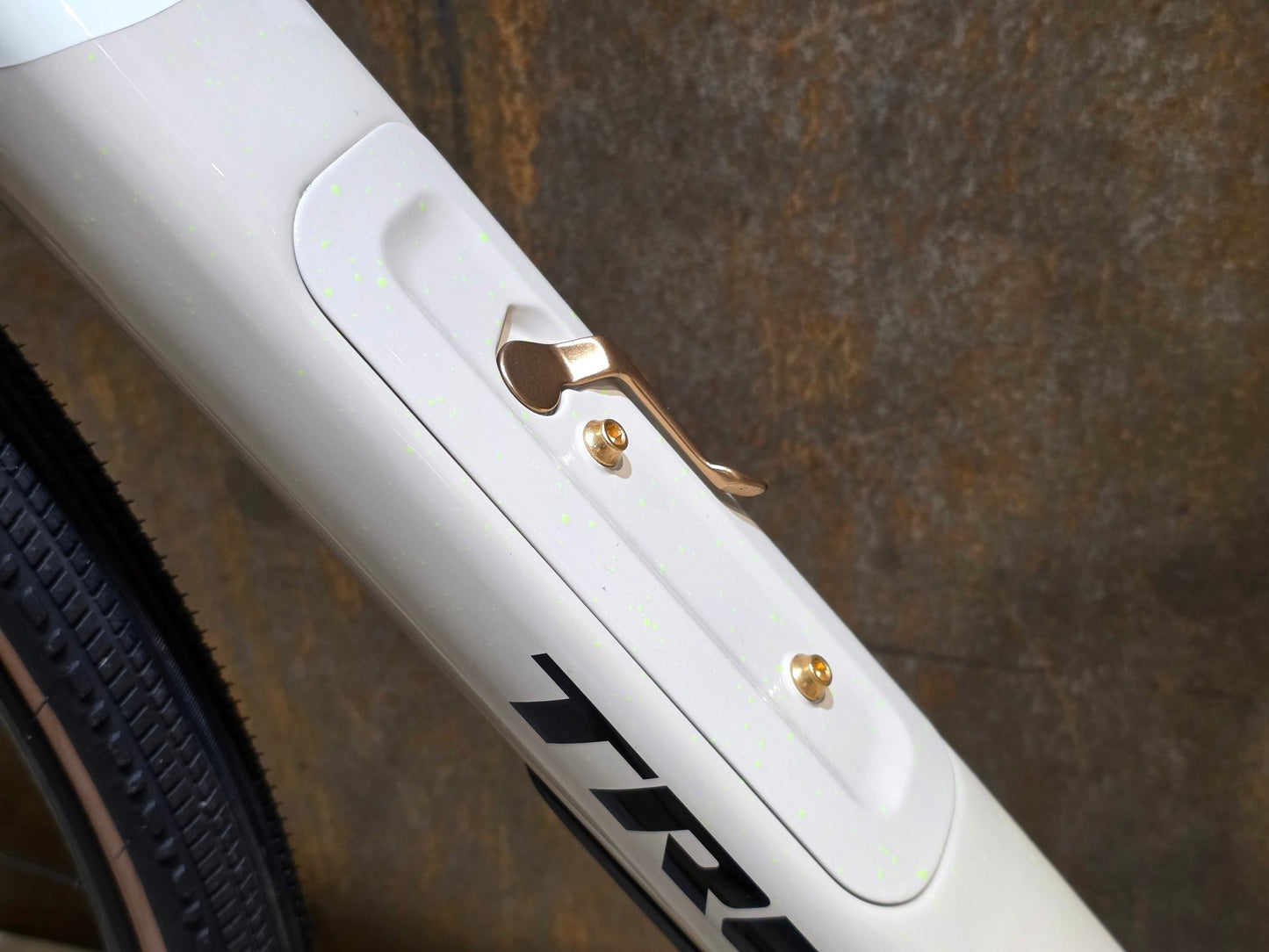 Gravel/Cyclocross von Trek, TREK CHECKPOINT SL 6 AXS GEN 3 / ERA WHITE / M/L vor USEDBIKES - OB.DE Hintergrund