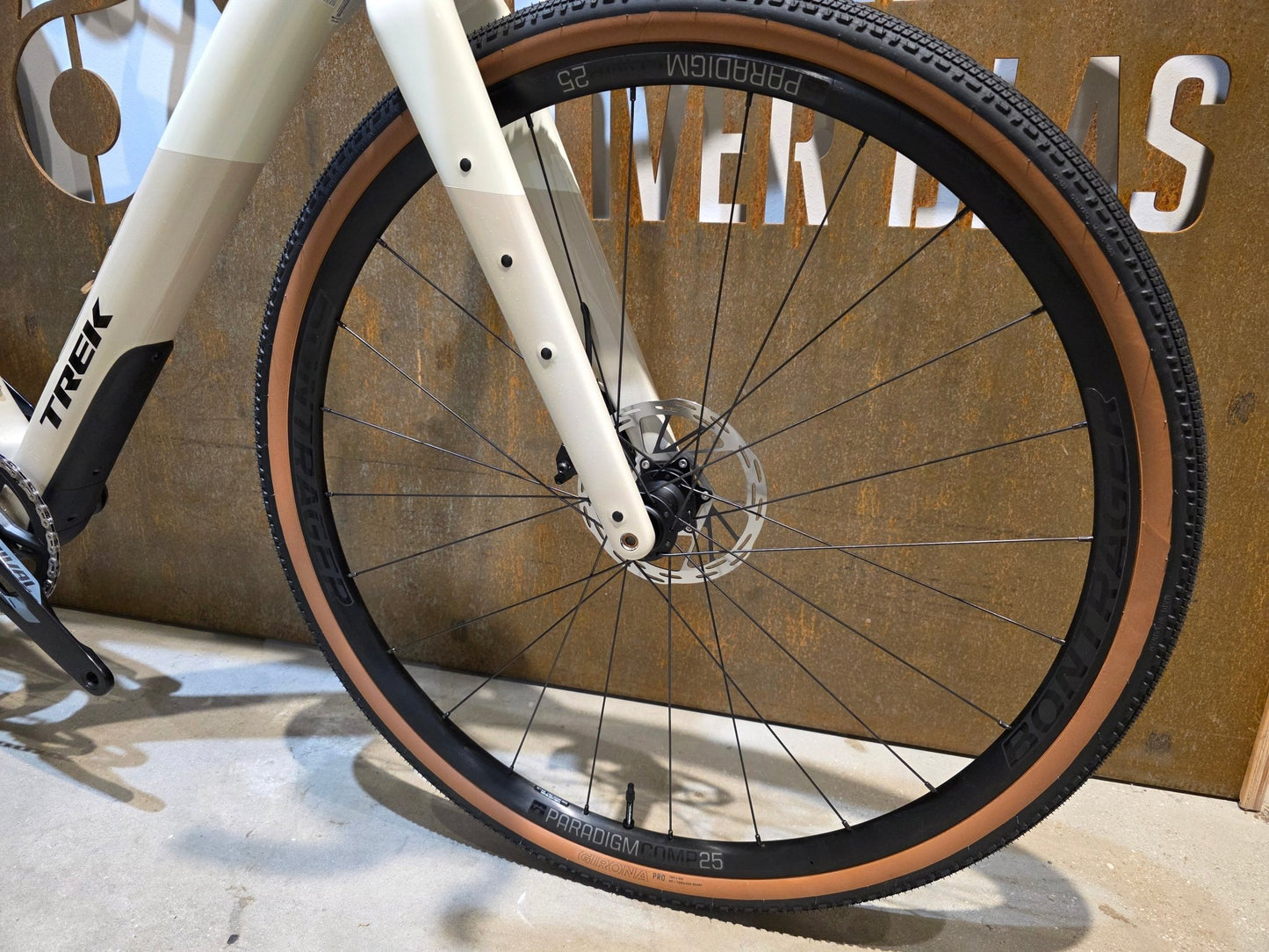 Gravel/Cyclocross von Trek, TREK CHECKPOINT SL 6 AXS GEN 3 / ERA WHITE / M/L vor USEDBIKES - OB.DE Hintergrund