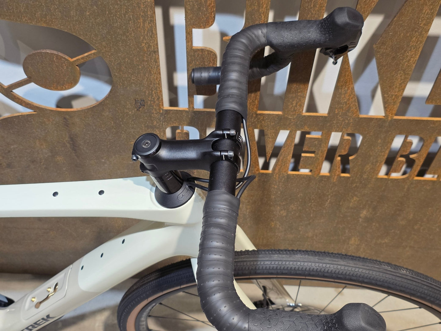 Gravel/Cyclocross von Trek, TREK CHECKPOINT SL 6 AXS GEN 3 / ERA WHITE / M/L vor USEDBIKES - OB.DE Hintergrund