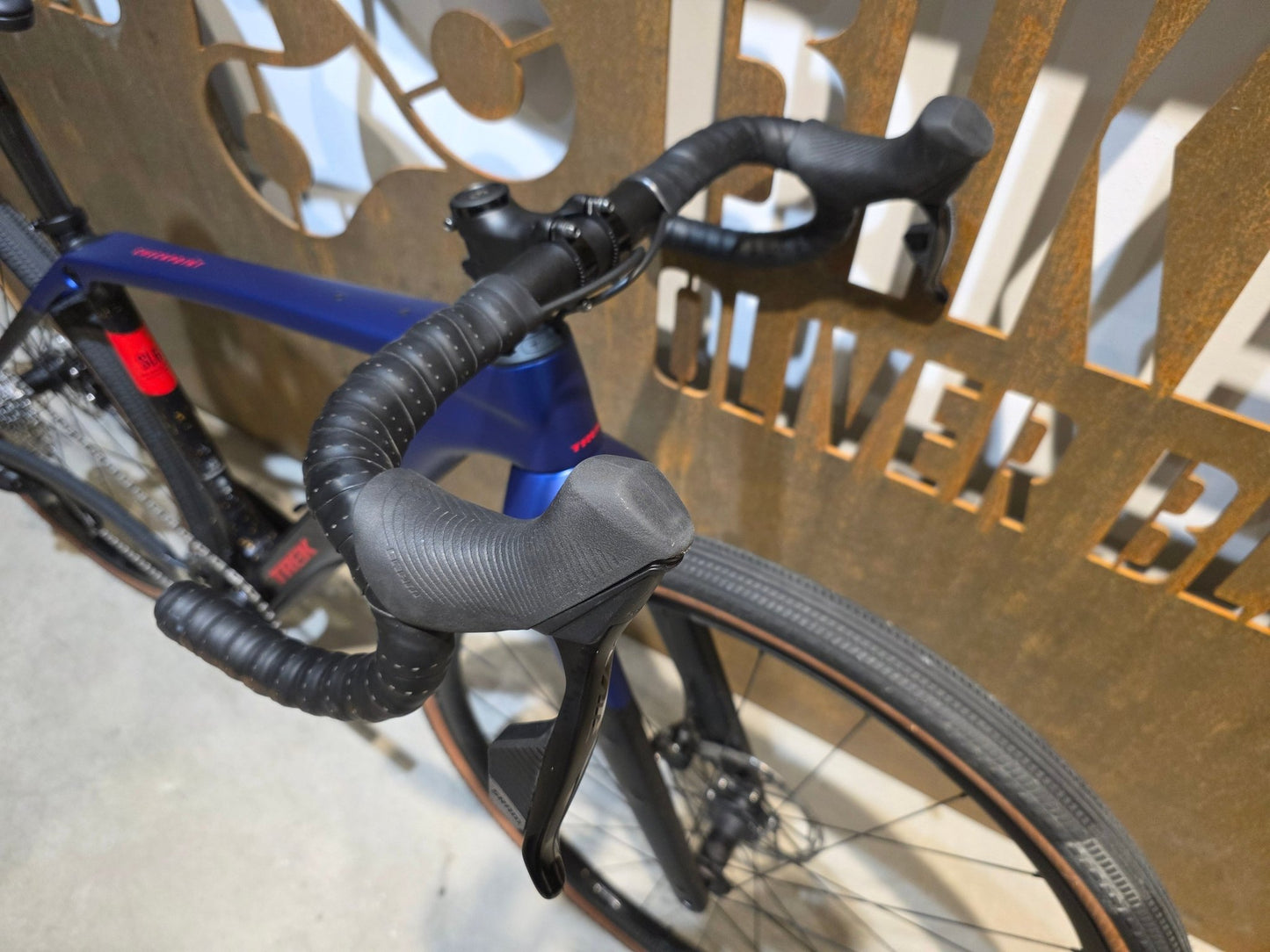 Gravel/Cyclocross von Trek, TREK CHECKPOINT SL 6 AXS GEN 3 / XS vor USEDBIKES - OB.DE Hintergrund