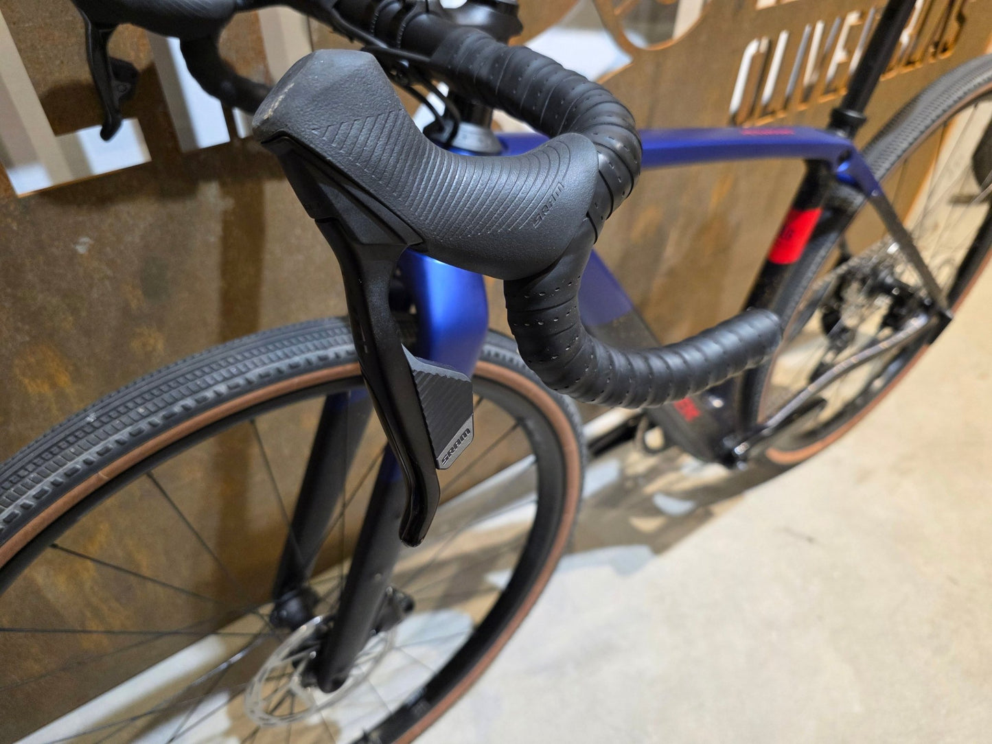 Gravel/Cyclocross von Trek, TREK CHECKPOINT SL 6 AXS GEN 3 / XS vor USEDBIKES - OB.DE Hintergrund