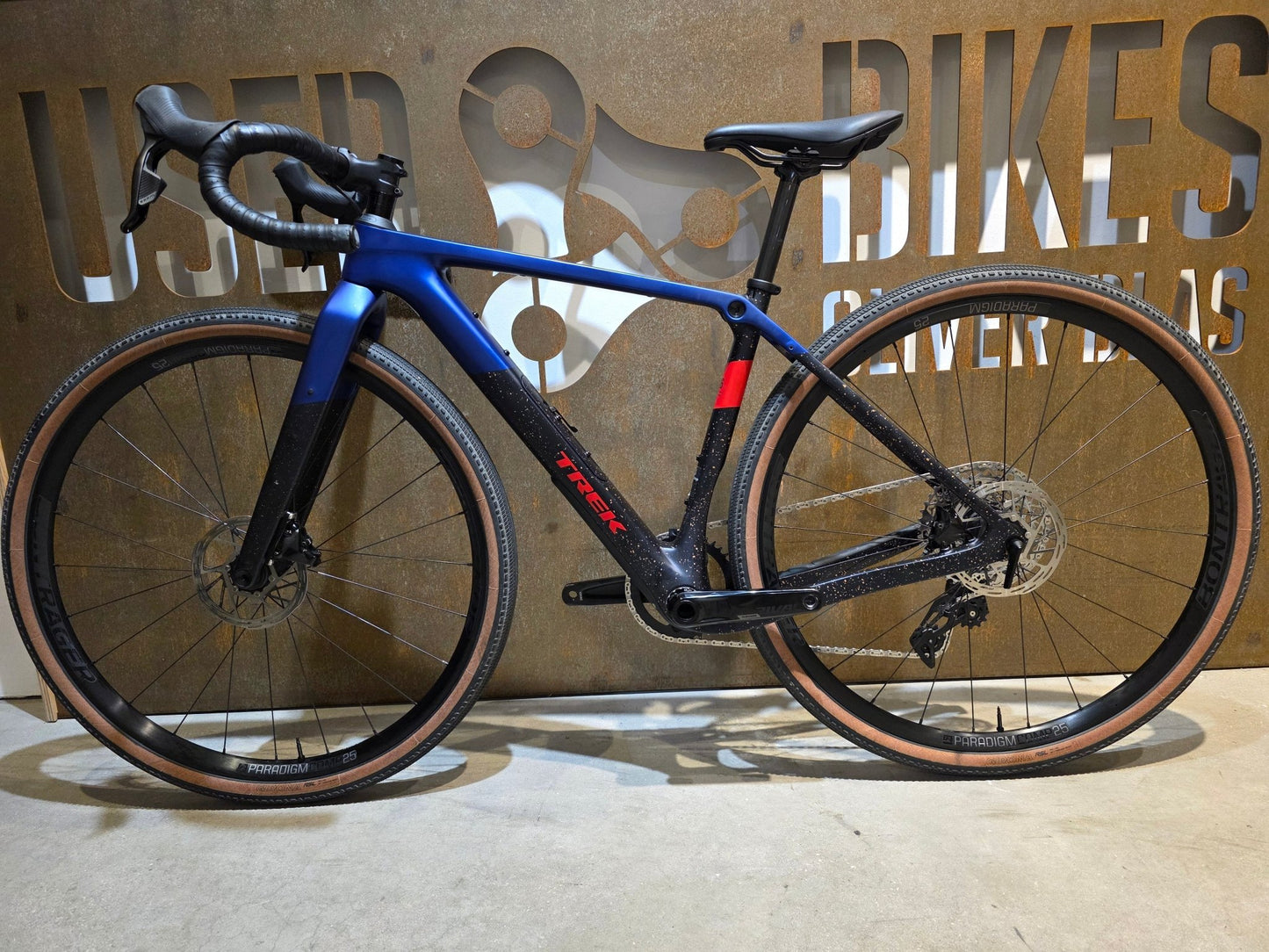 Gravel/Cyclocross von Trek, TREK CHECKPOINT SL 6 AXS GEN 3 / XS vor USEDBIKES - OB.DE Hintergrund