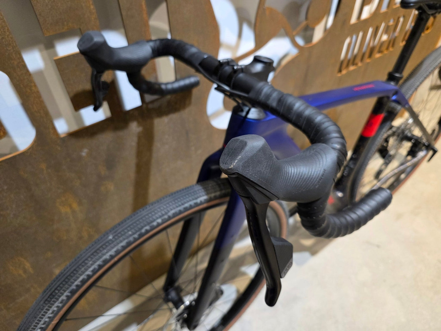 Gravel/Cyclocross von Trek, TREK CHECKPOINT SL 6 AXS GEN 3 / XS vor USEDBIKES - OB.DE Hintergrund