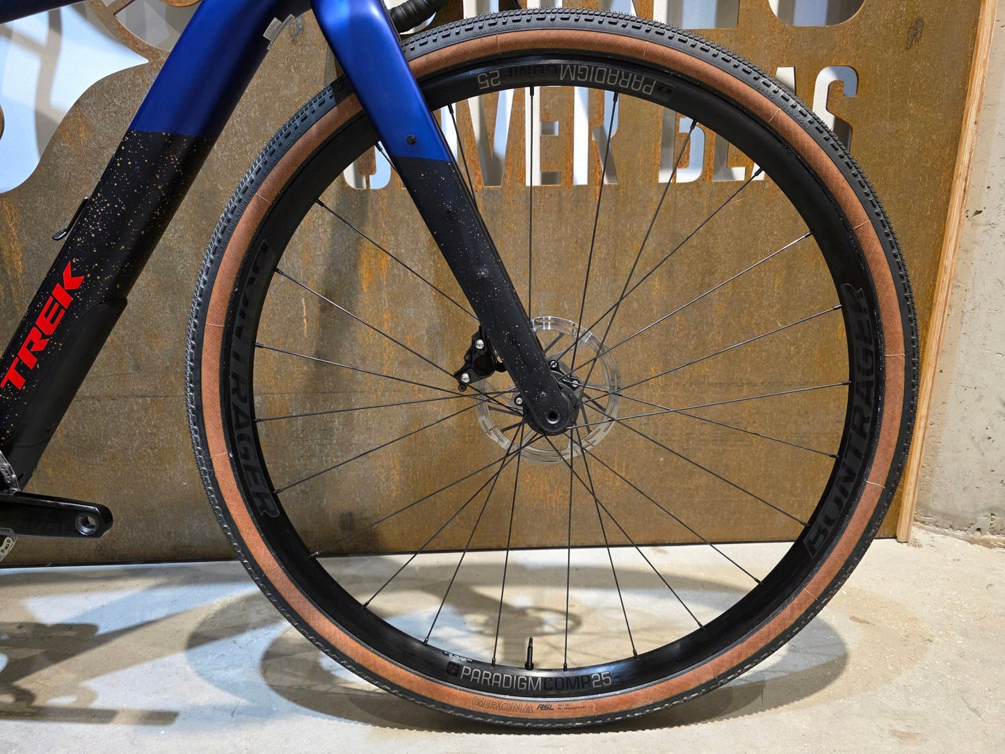 Gravel/Cyclocross von Trek, TREK CHECKPOINT SL 6 AXS GEN 3 / XS vor USEDBIKES - OB.DE Hintergrund