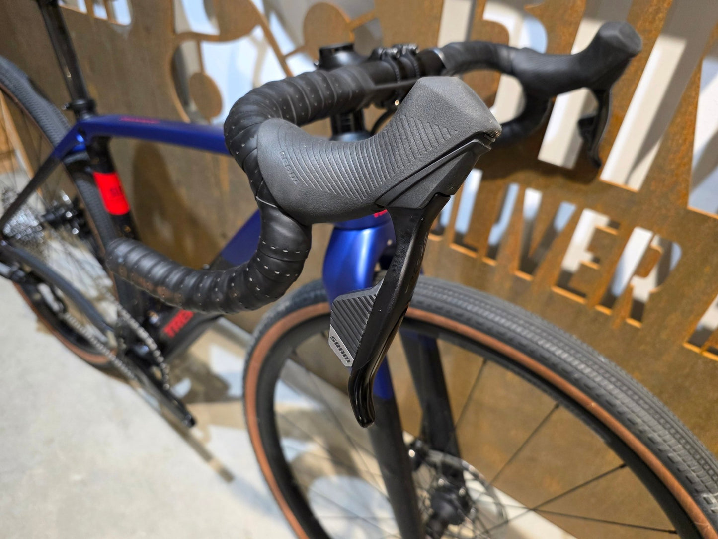 Gravel/Cyclocross von Trek, TREK CHECKPOINT SL 6 AXS GEN 3 / XS vor USEDBIKES - OB.DE Hintergrund