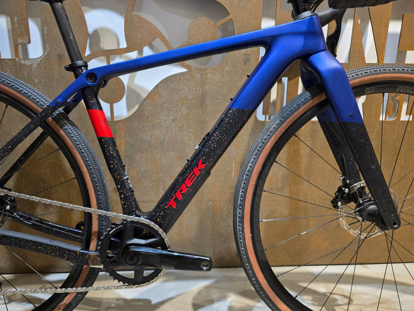 Gravel/Cyclocross von Trek, TREK CHECKPOINT SL 6 AXS GEN 3 / XS vor USEDBIKES - OB.DE Hintergrund