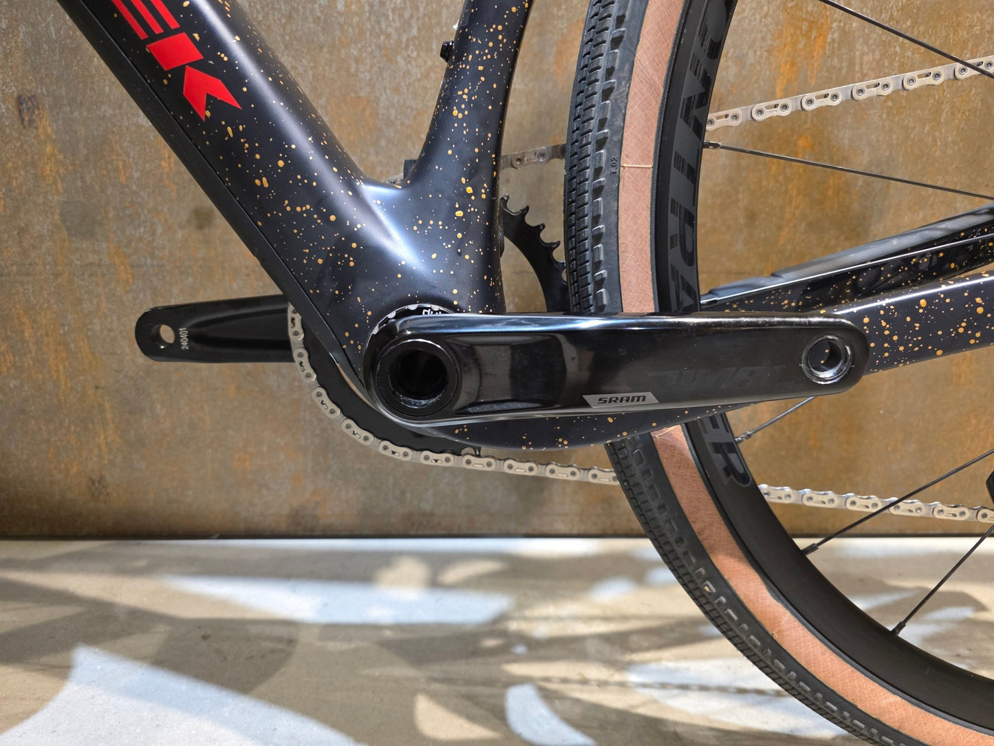 Gravel/Cyclocross von Trek, TREK CHECKPOINT SL 6 AXS GEN 3 / XS vor USEDBIKES - OB.DE Hintergrund